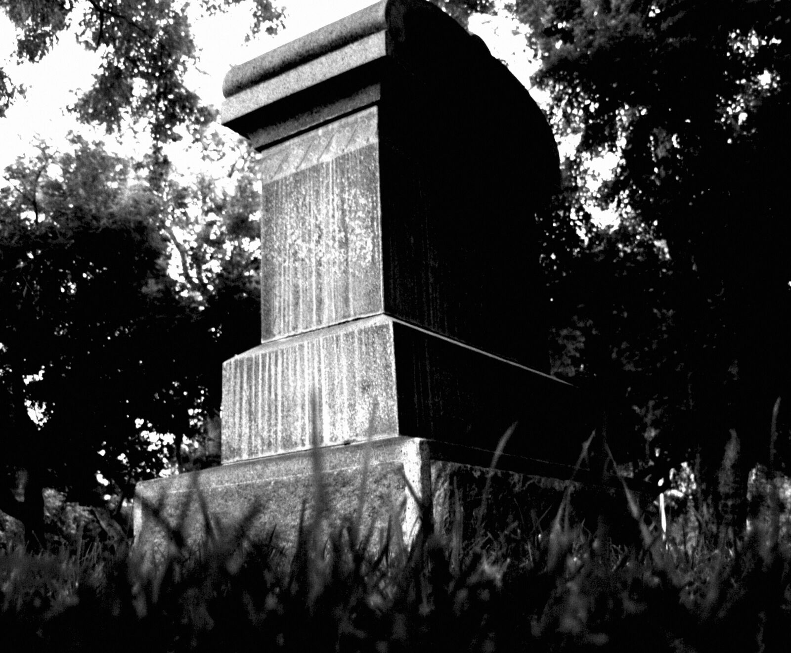 Olympus E-10 sample photo. Cement, chiseled, dark, death photography