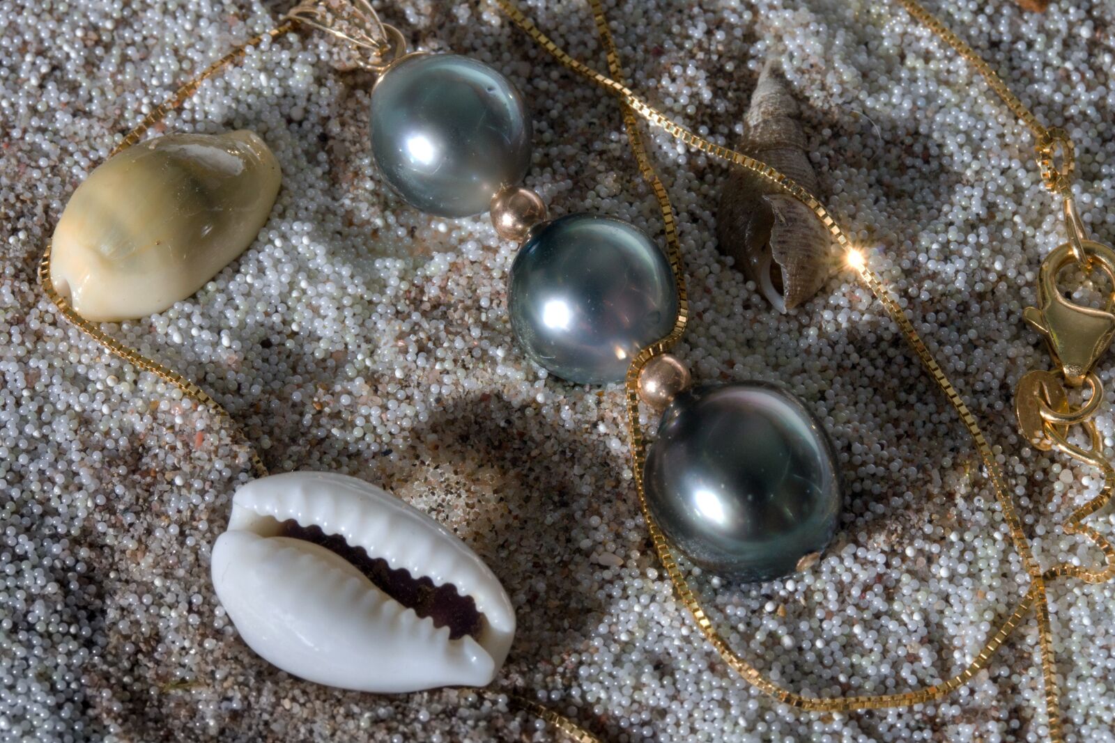Canon EF-S 60mm F2.8 Macro USM sample photo. Sand, beads, mussels photography