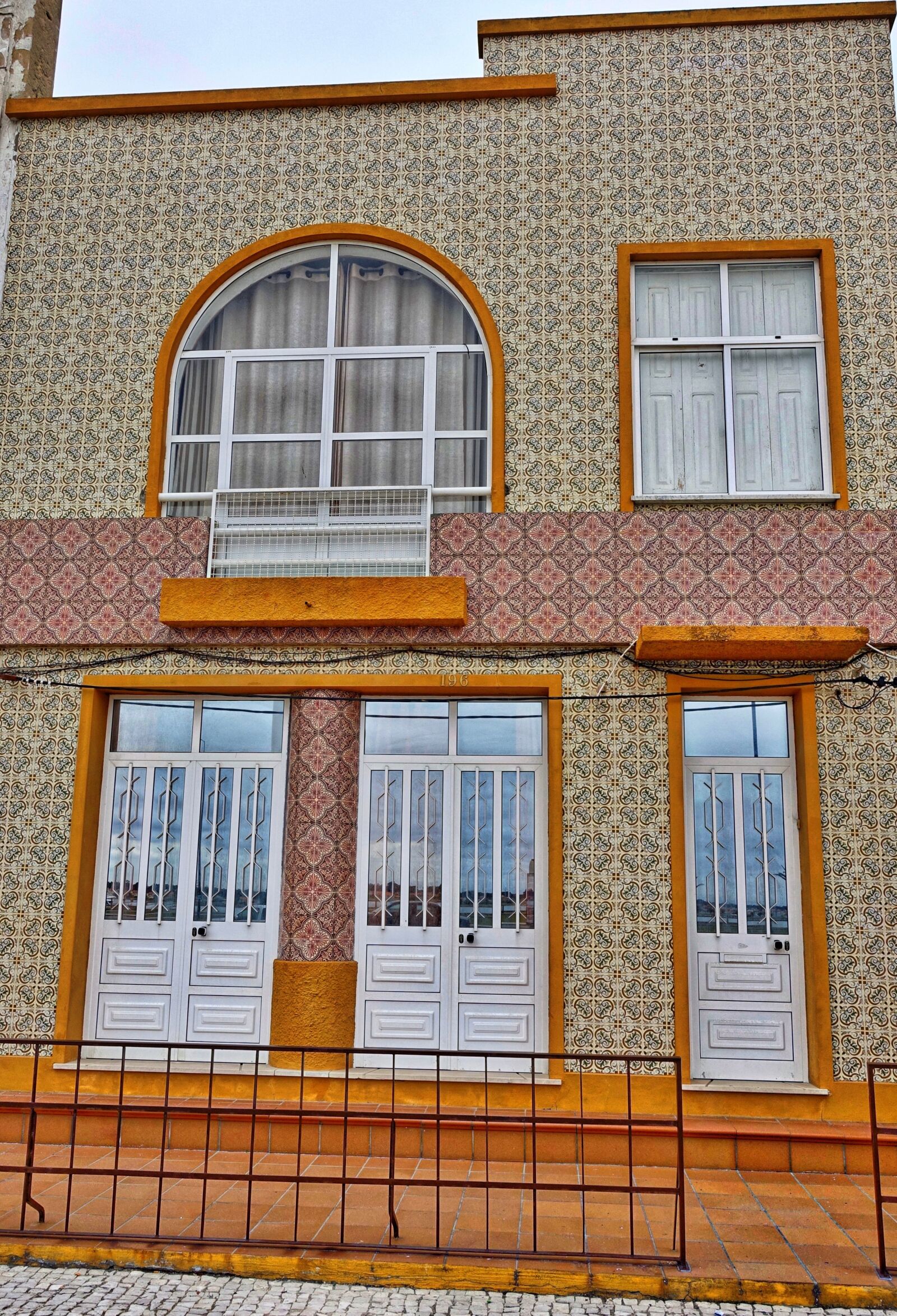 Sony Cyber-shot DSC-RX100 III sample photo. Tiles, facade, residence photography