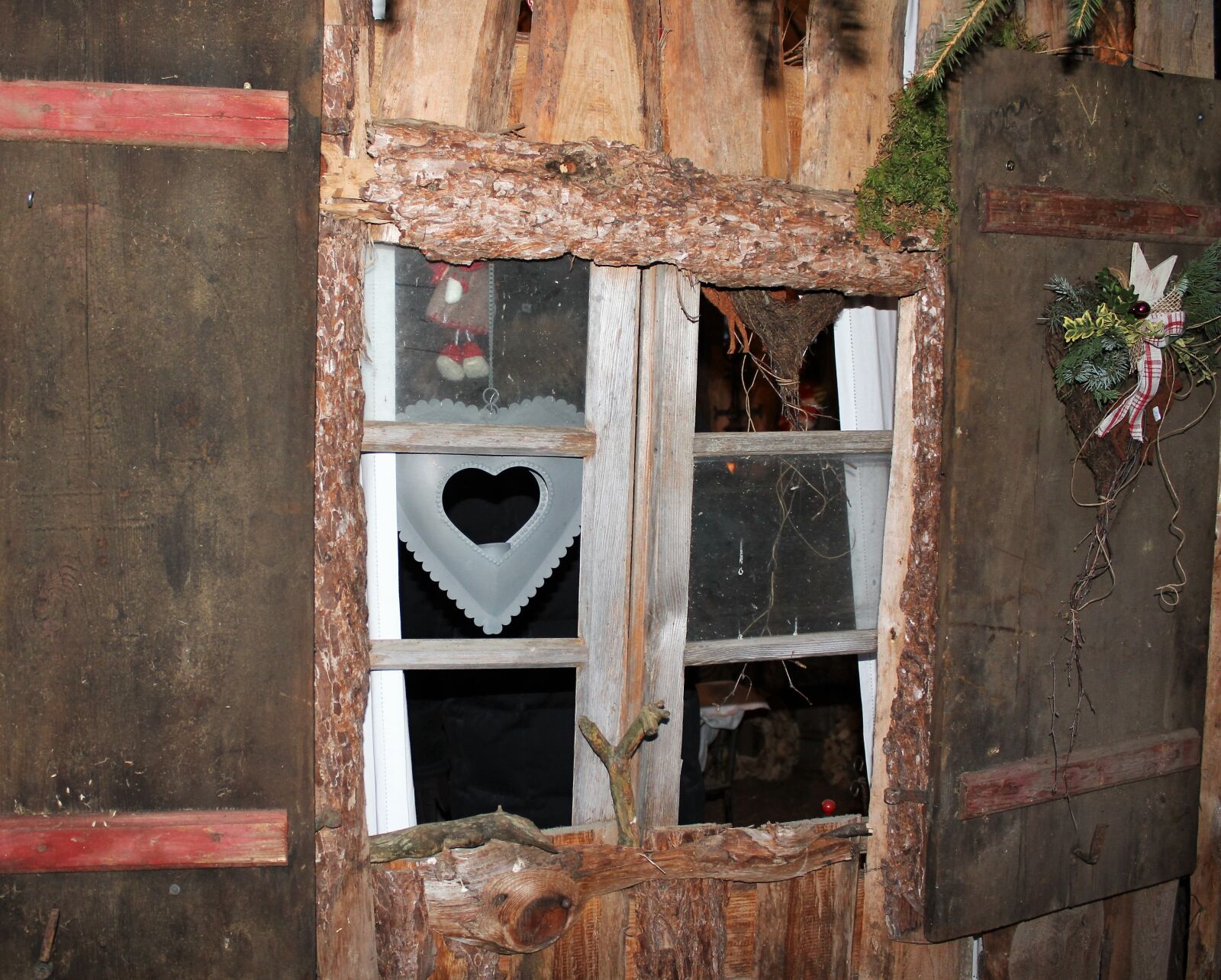 Canon EOS 550D (EOS Rebel T2i / EOS Kiss X4) sample photo. Christmas, wooden windows, hut photography