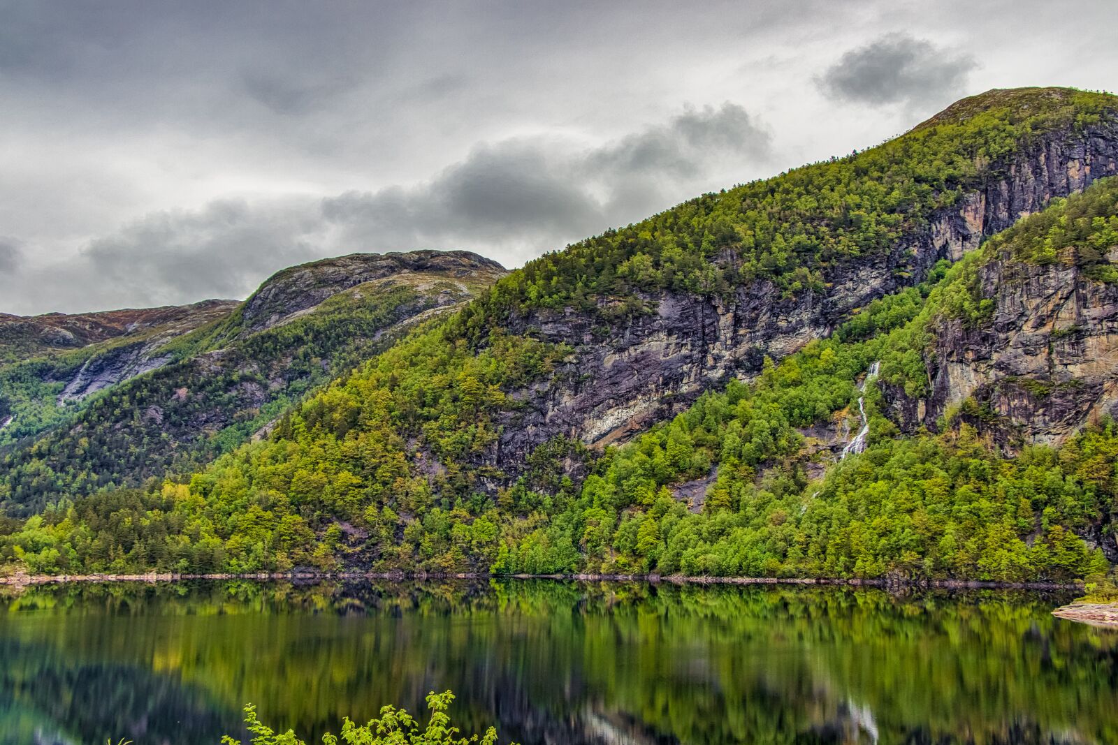 Canon EOS 80D + Canon EF-S 18-135mm F3.5-5.6 IS USM sample photo. Norway, mountains, landscape photography