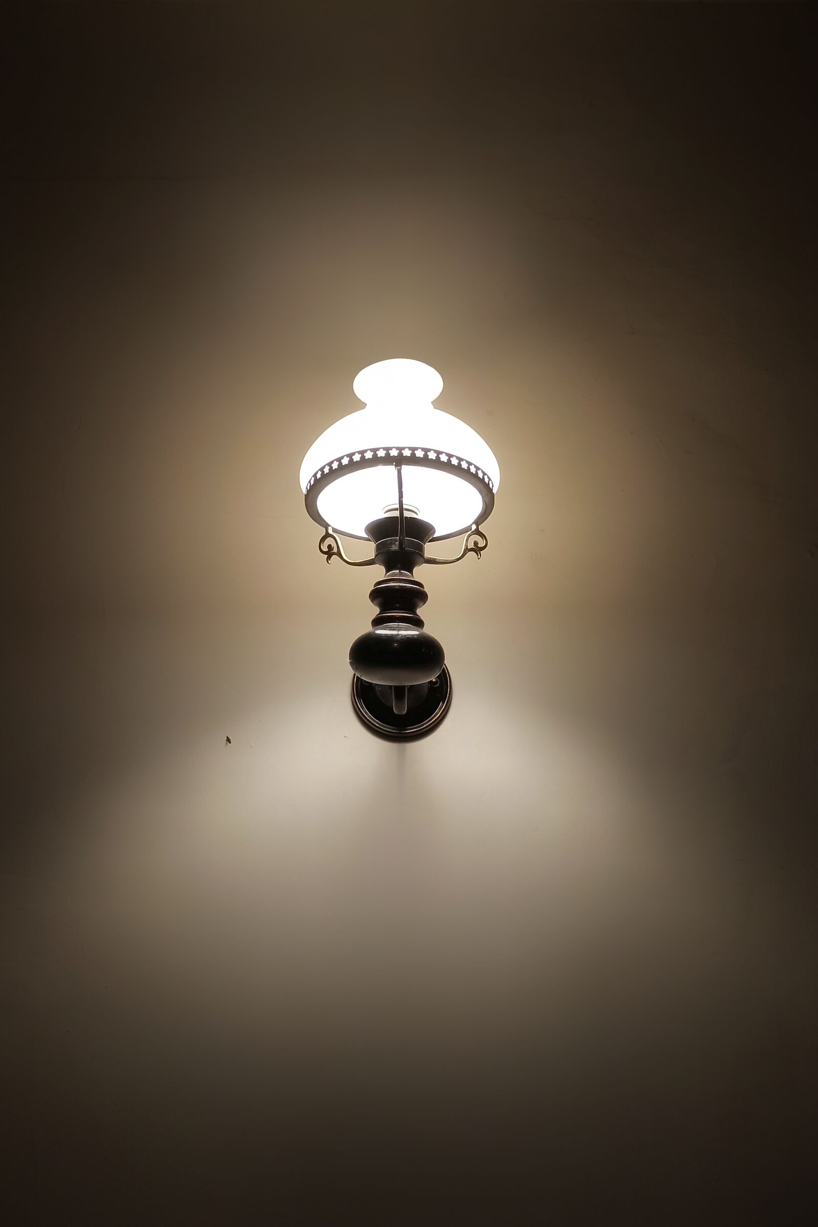Xiaomi Redmi Note 8 Pro sample photo. Lamp, light, abstrack photography