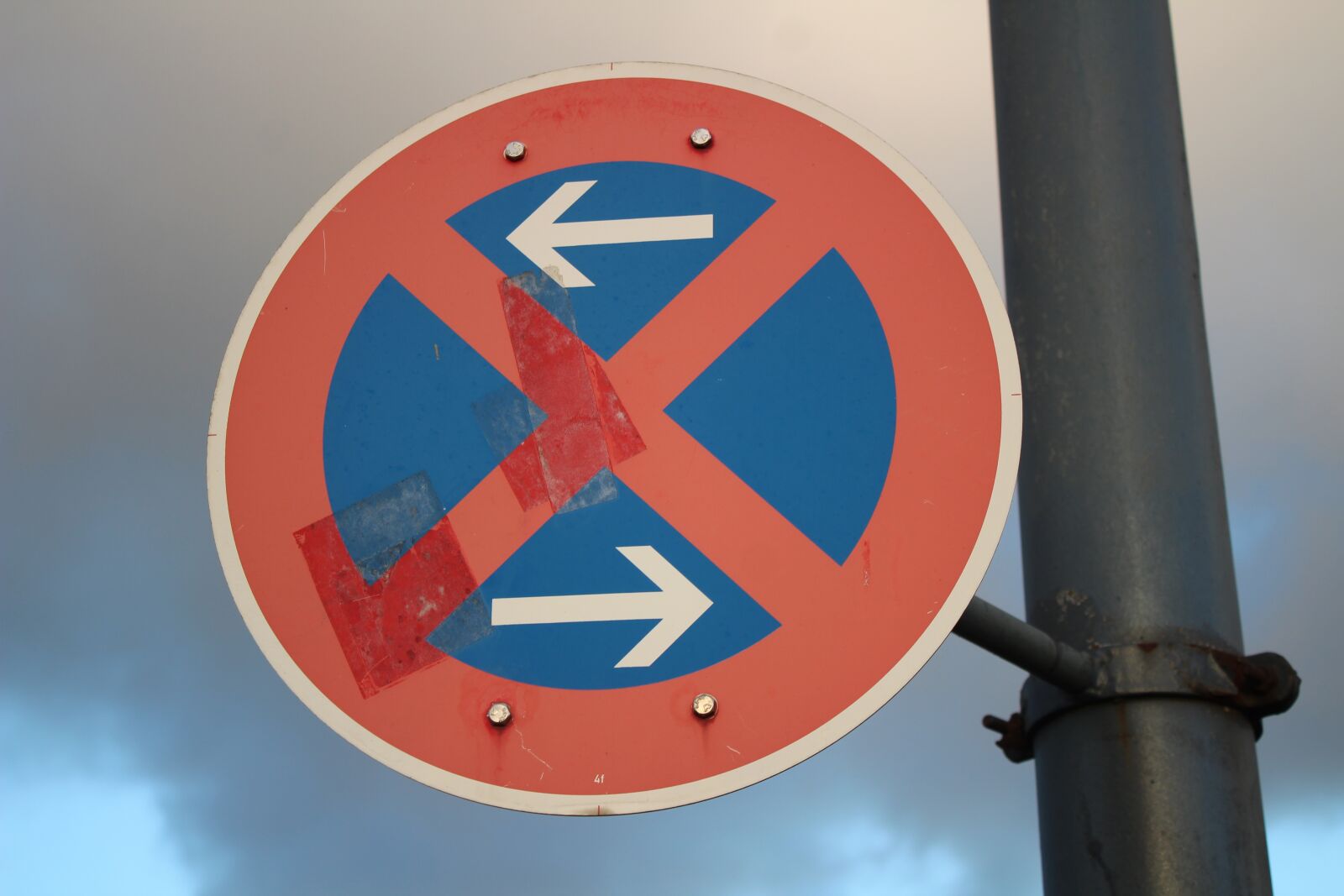 Canon EOS 1300D (EOS Rebel T6 / EOS Kiss X80) sample photo. Traffic sign, round, shield photography