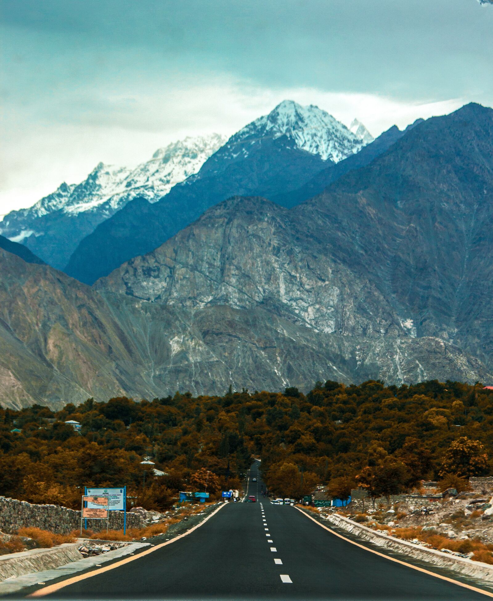 Canon EOS 700D (EOS Rebel T5i / EOS Kiss X7i) sample photo. Road, outdoor, sky photography