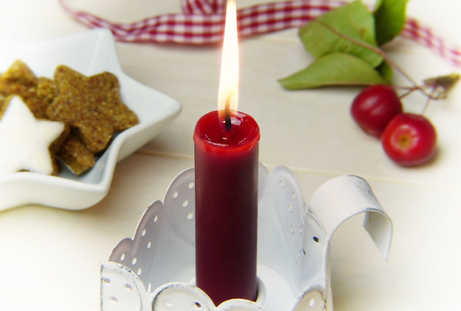 Panasonic Lumix DMC-FZ150 sample photo. Candle, red, embellishment photography
