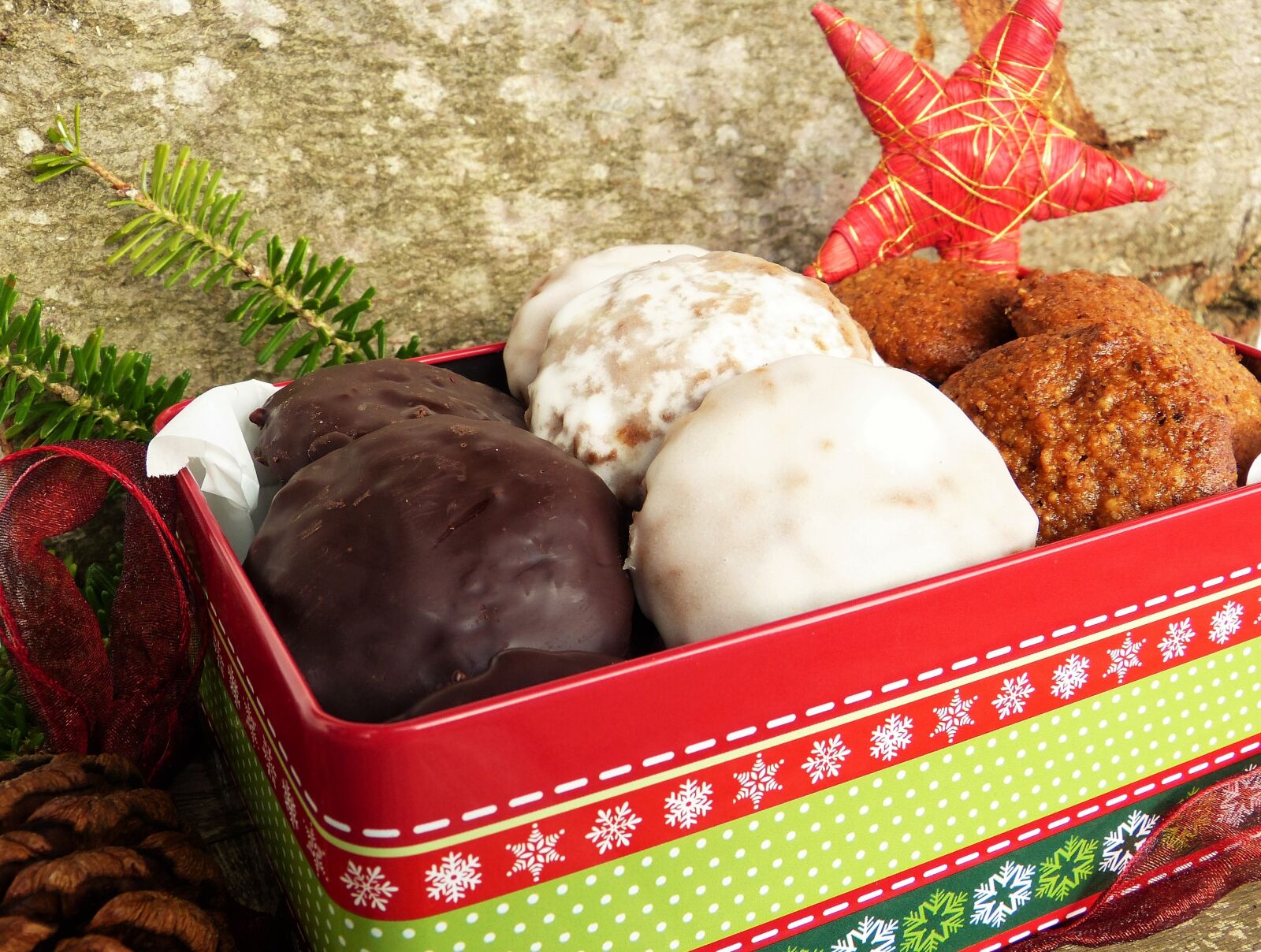 Panasonic Lumix DMC-FZ150 sample photo. Gingerbread, nicholas, advent photography