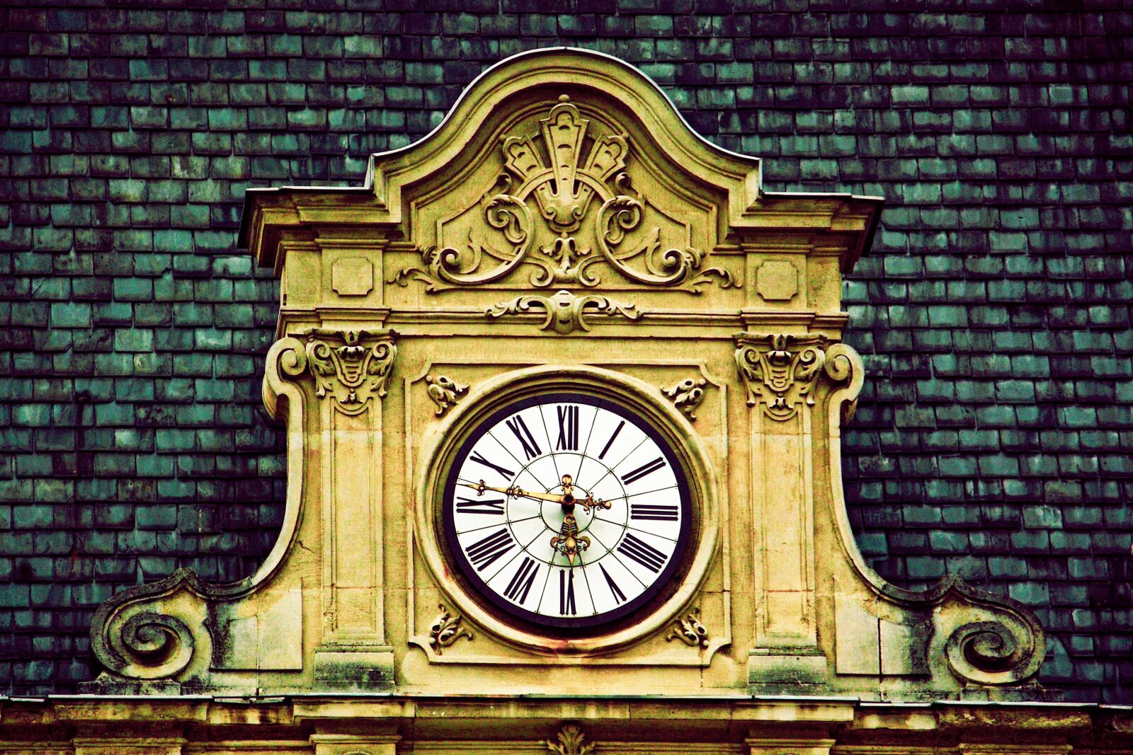Canon EOS 450D (EOS Rebel XSi / EOS Kiss X2) + Canon EF-S 55-250mm F4-5.6 IS sample photo. Clock, old, building photography