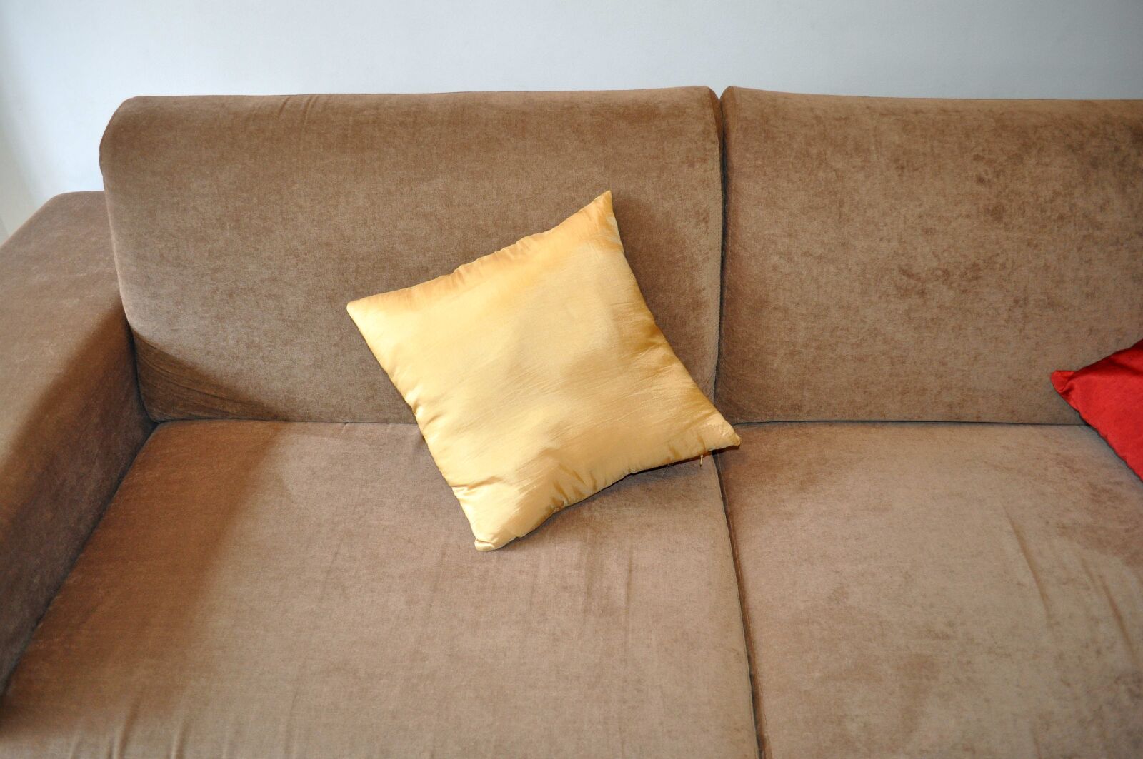 Nikon D5000 sample photo. Yellowish, bed, cushion photography
