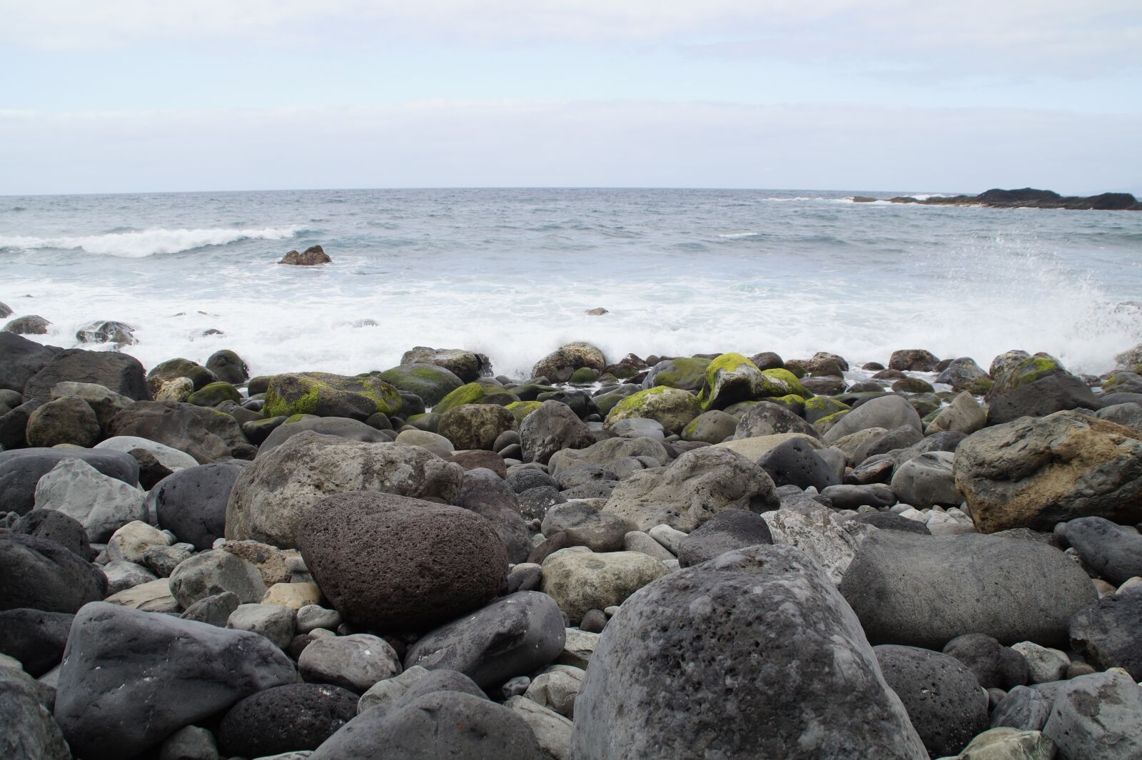 Sony SLT-A58 sample photo. Stones, bank, shore stones photography