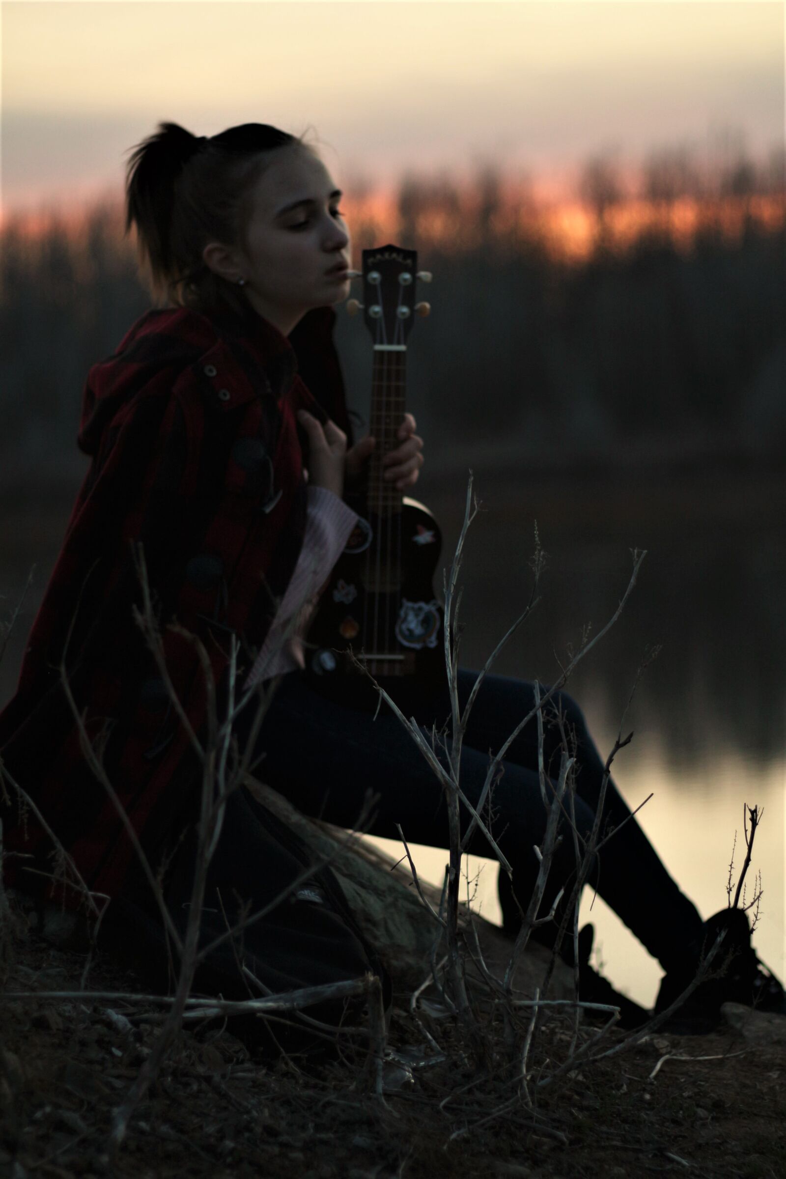Canon EOS 650D (EOS Rebel T4i / EOS Kiss X6i) + Canon EF 50mm F1.8 STM sample photo. Girl, ukulele, sad photography