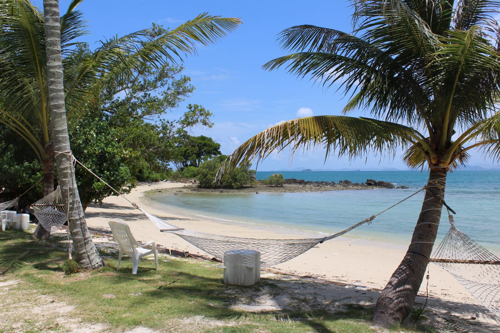 Canon EOS 1200D (EOS Rebel T5 / EOS Kiss X70 / EOS Hi) sample photo. Beach, hammock, thailand photography