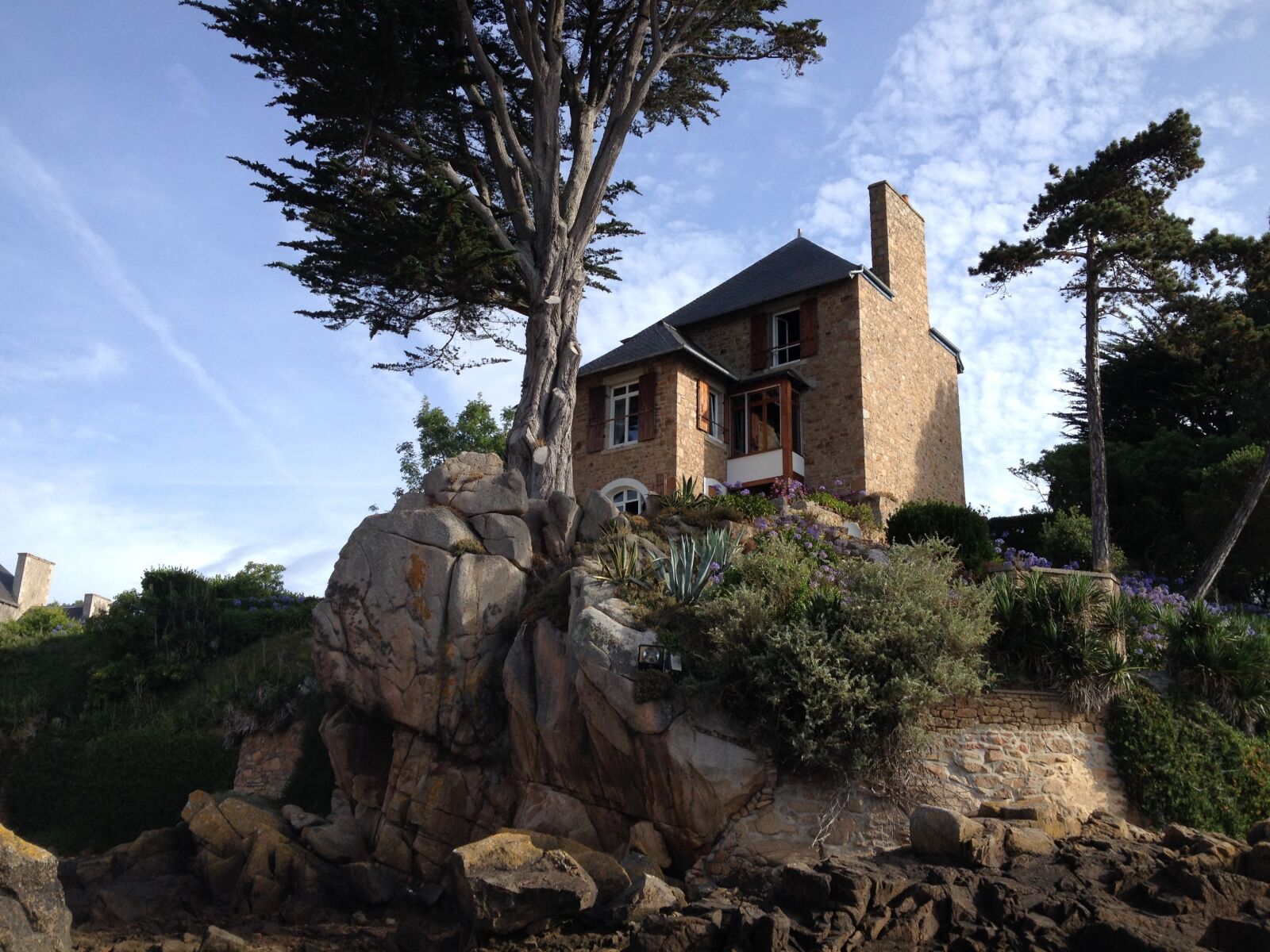 iPhone 4S back camera 4.28mm f/2.4 sample photo. Ile-de-brehat, house, rock photography
