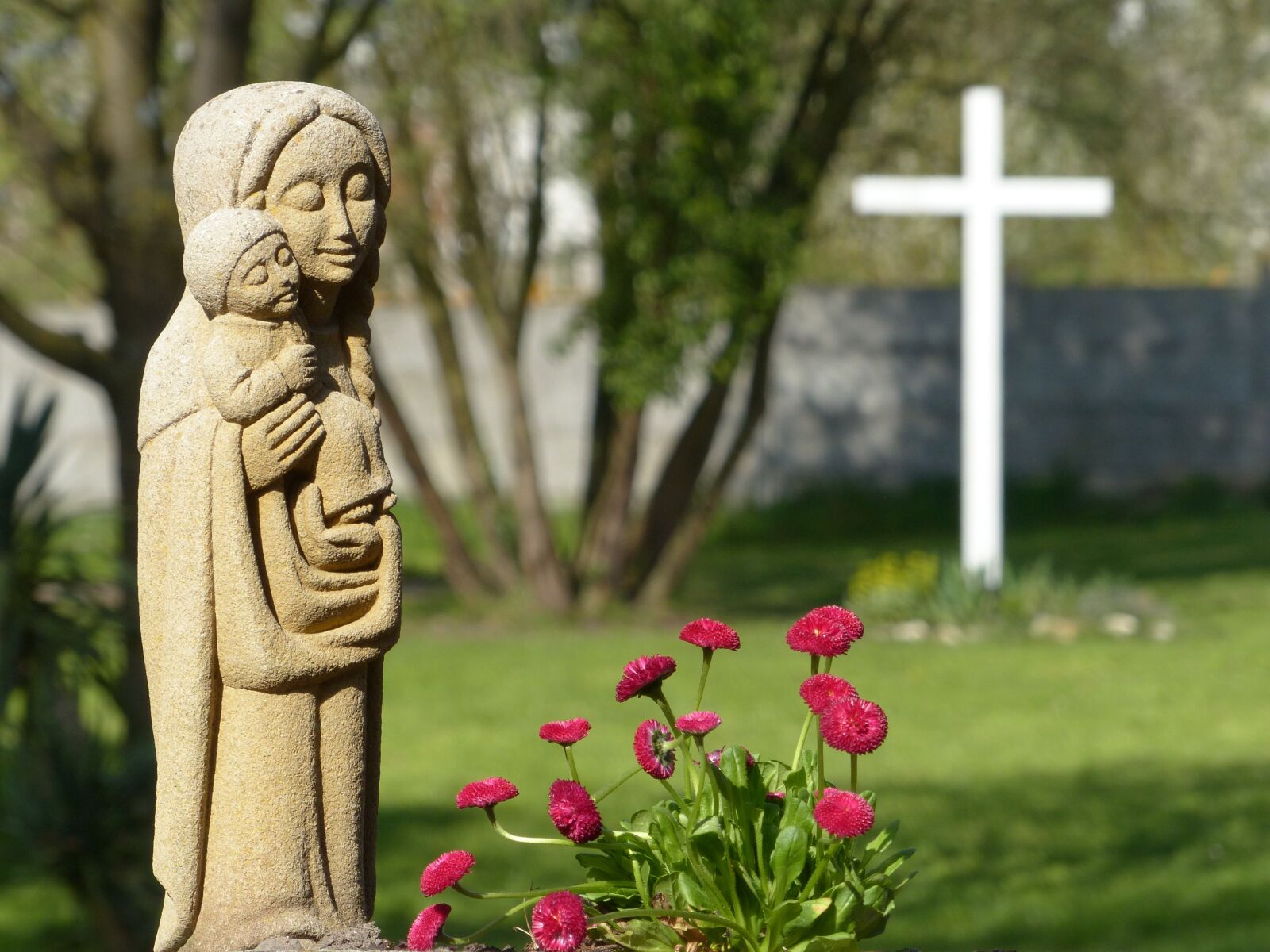 Panasonic Lumix DMC-FZ200 sample photo. Virgin mary, statue, child photography