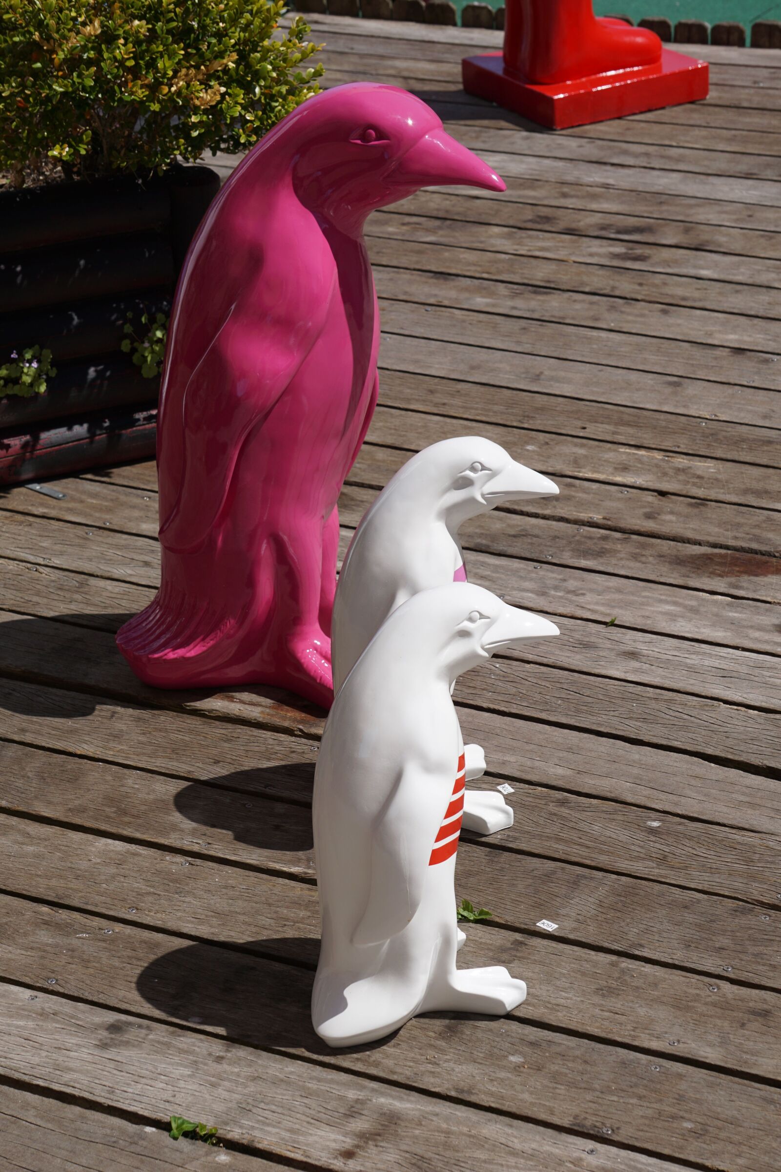 Sony E 55-210mm F4.5-6.3 OSS sample photo. Sculptures, modern art, penguins photography