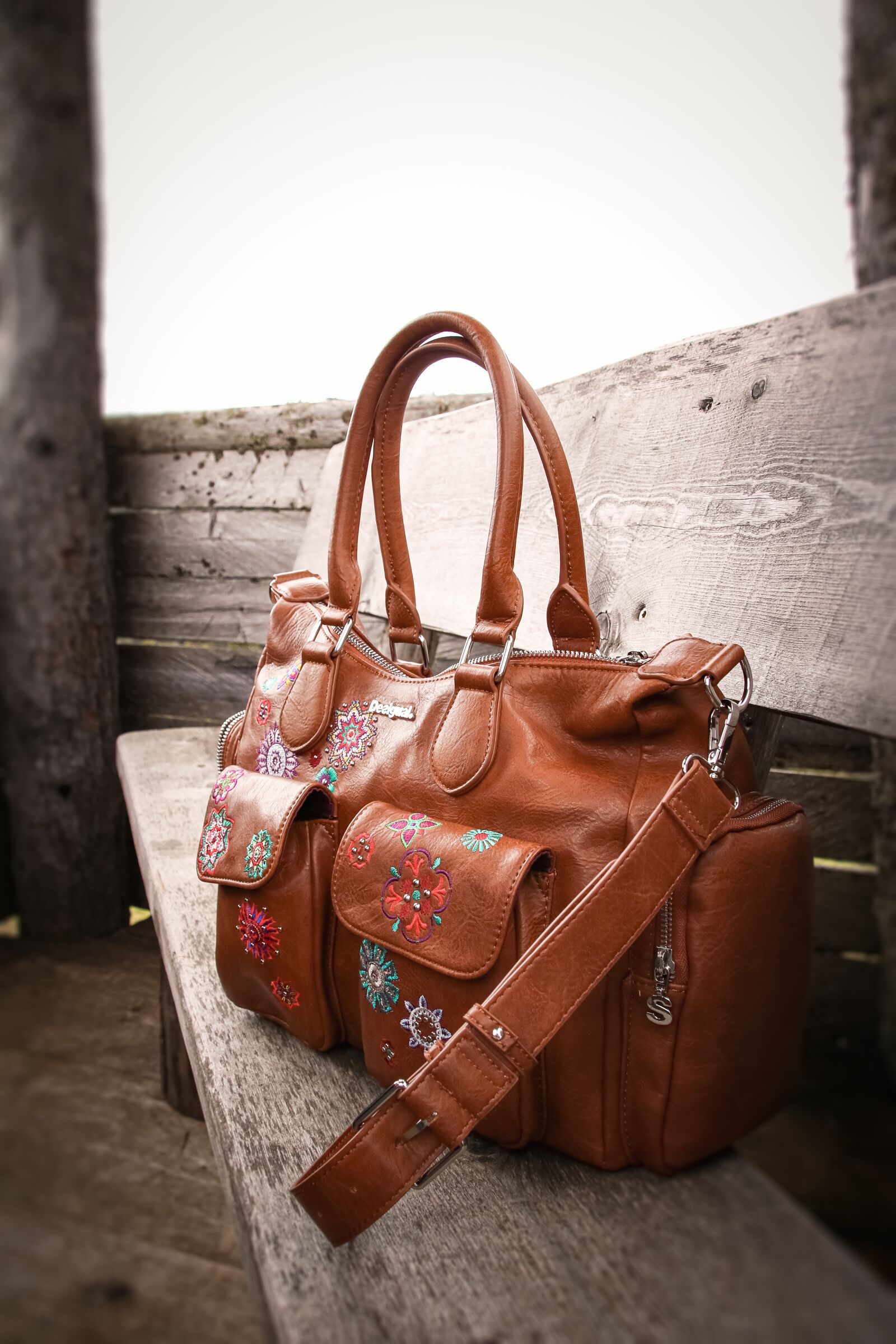 Canon EOS 750D (EOS Rebel T6i / EOS Kiss X8i) sample photo. Handbag, art leather, women's photography