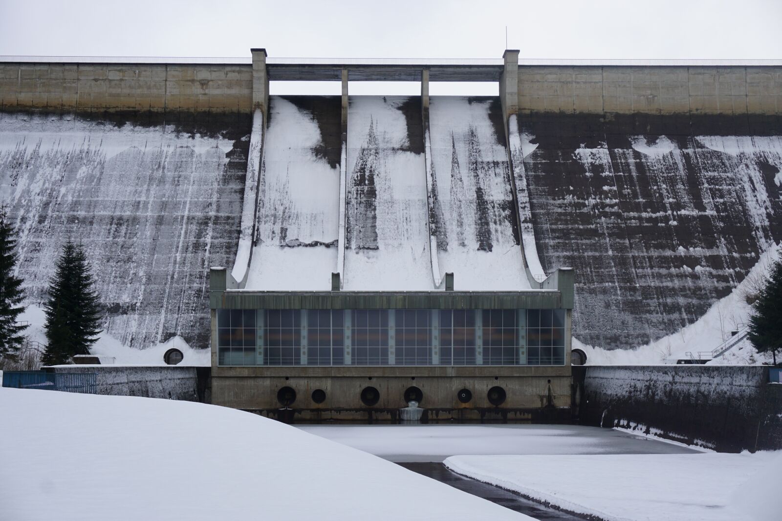 Sony E 16-50mm F3.5-5.6 PZ OSS sample photo. Snow, dam, winter photography