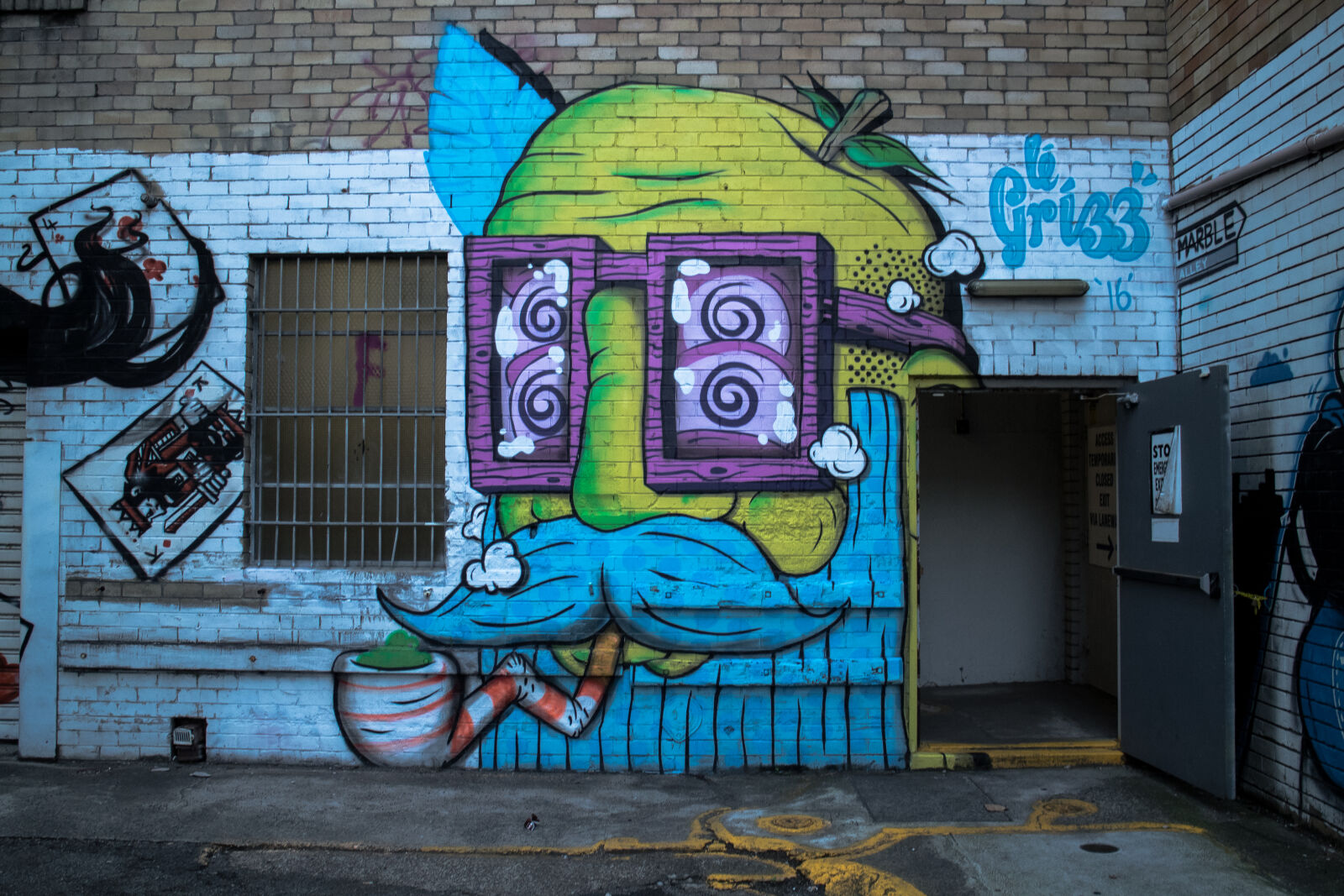 Canon EOS M2 sample photo. Graffiti, on, wall photography