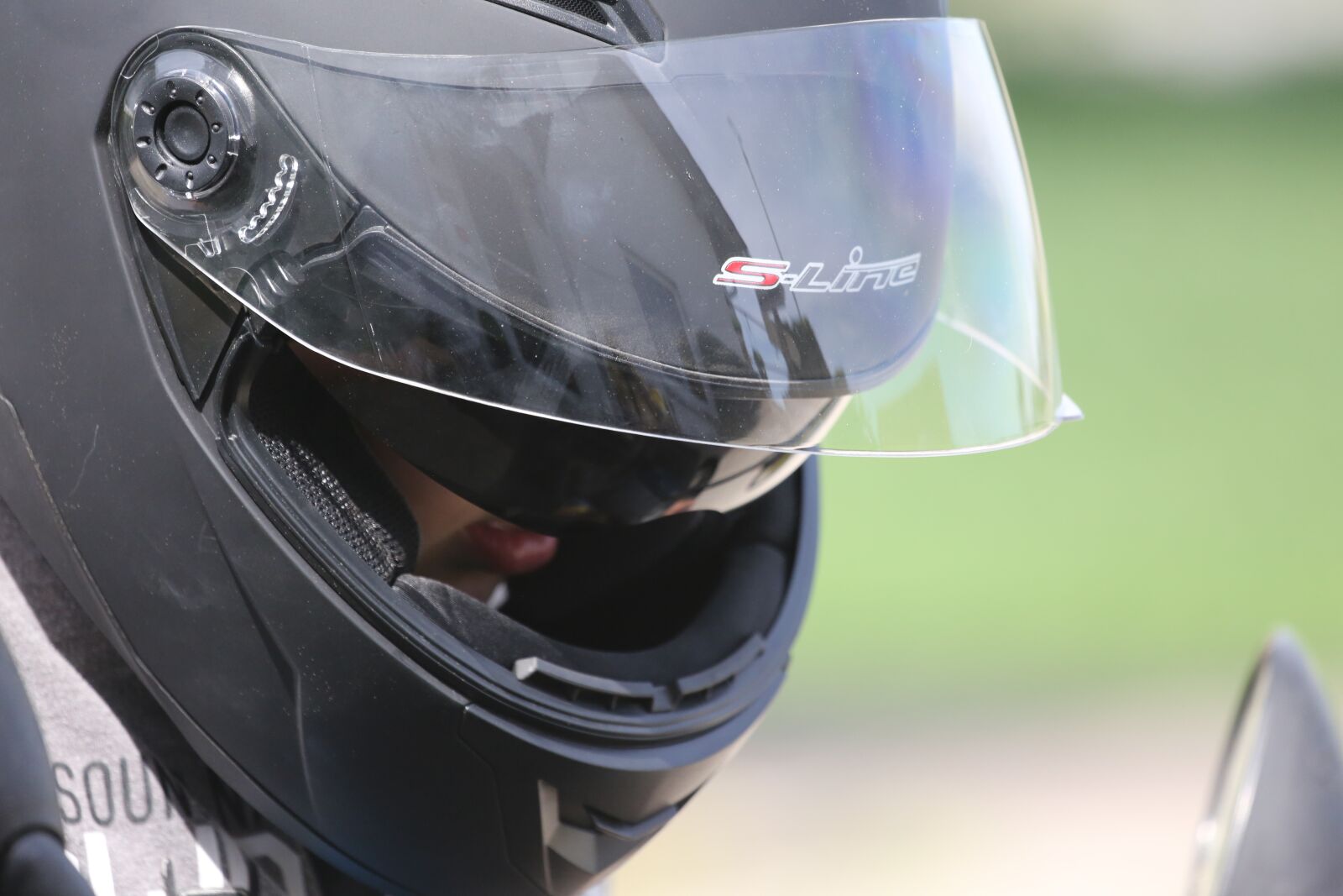 Canon EF 100-400mm F4.5-5.6L IS USM sample photo. Helm, security, motorcycle helmet photography