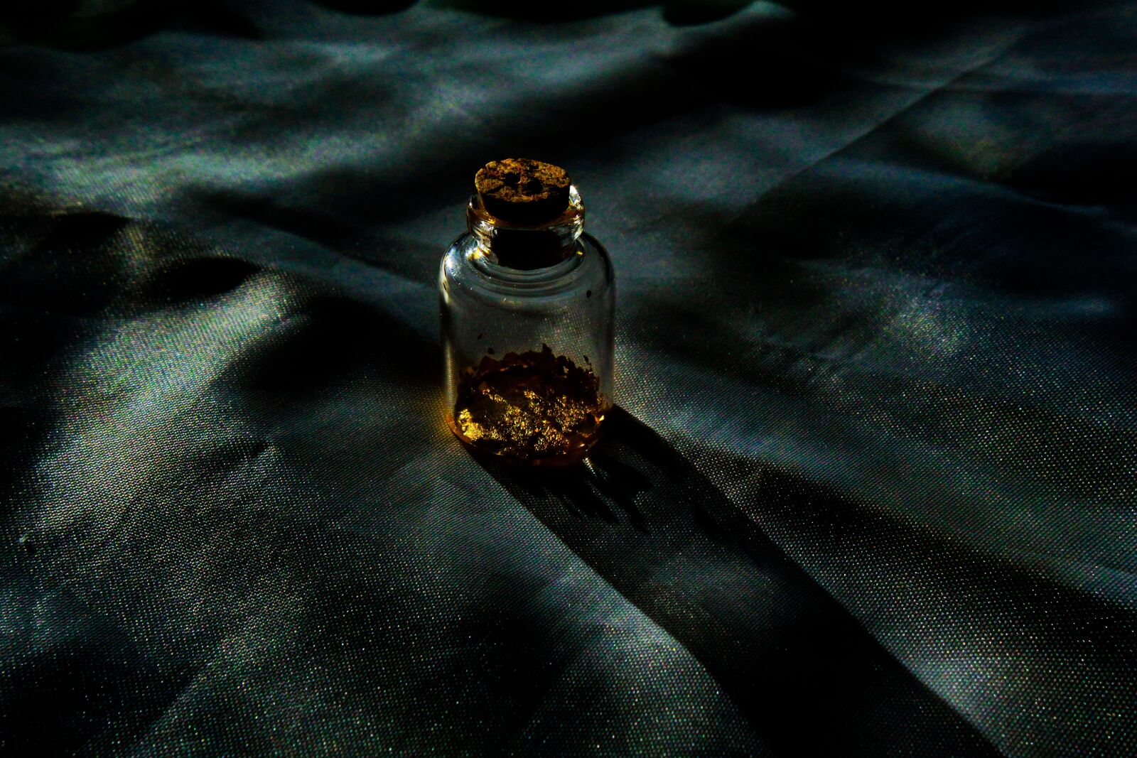 Canon EOS 1300D (EOS Rebel T6 / EOS Kiss X80) sample photo. Starry night, bottle, gold photography