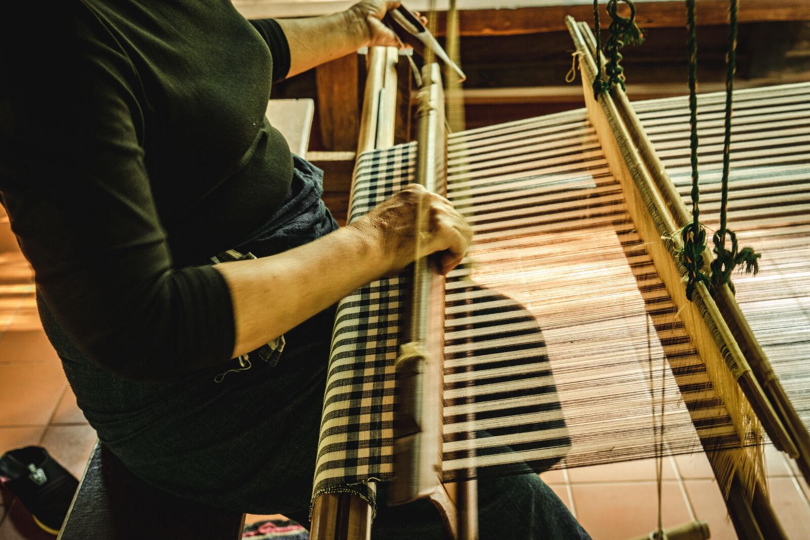 Sony a7 II + Sony Vario Tessar T* FE 24-70mm F4 ZA OSS sample photo. Weaving, hand, carpet photography