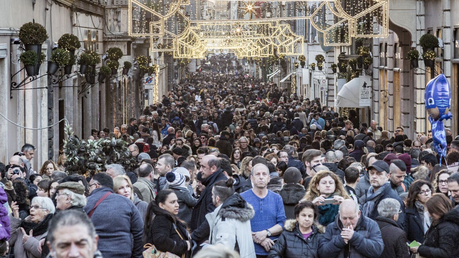 Canon EF 24-105mm F4L IS USM sample photo. Crowd, rome, conducted photography