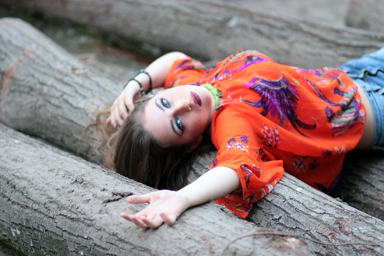 Canon EOS 450D (EOS Rebel XSi / EOS Kiss X2) sample photo. Girl, orange, wood photography