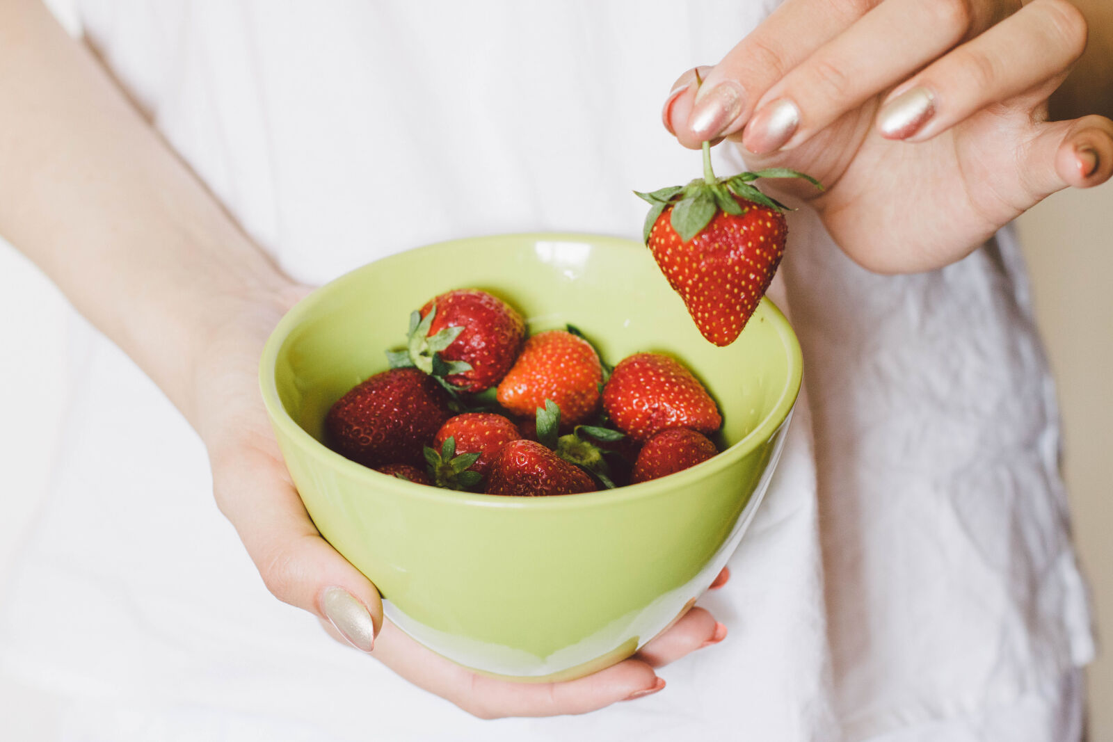 Canon EF 50mm F1.4 USM sample photo. Strawberries, on, green, bowl photography