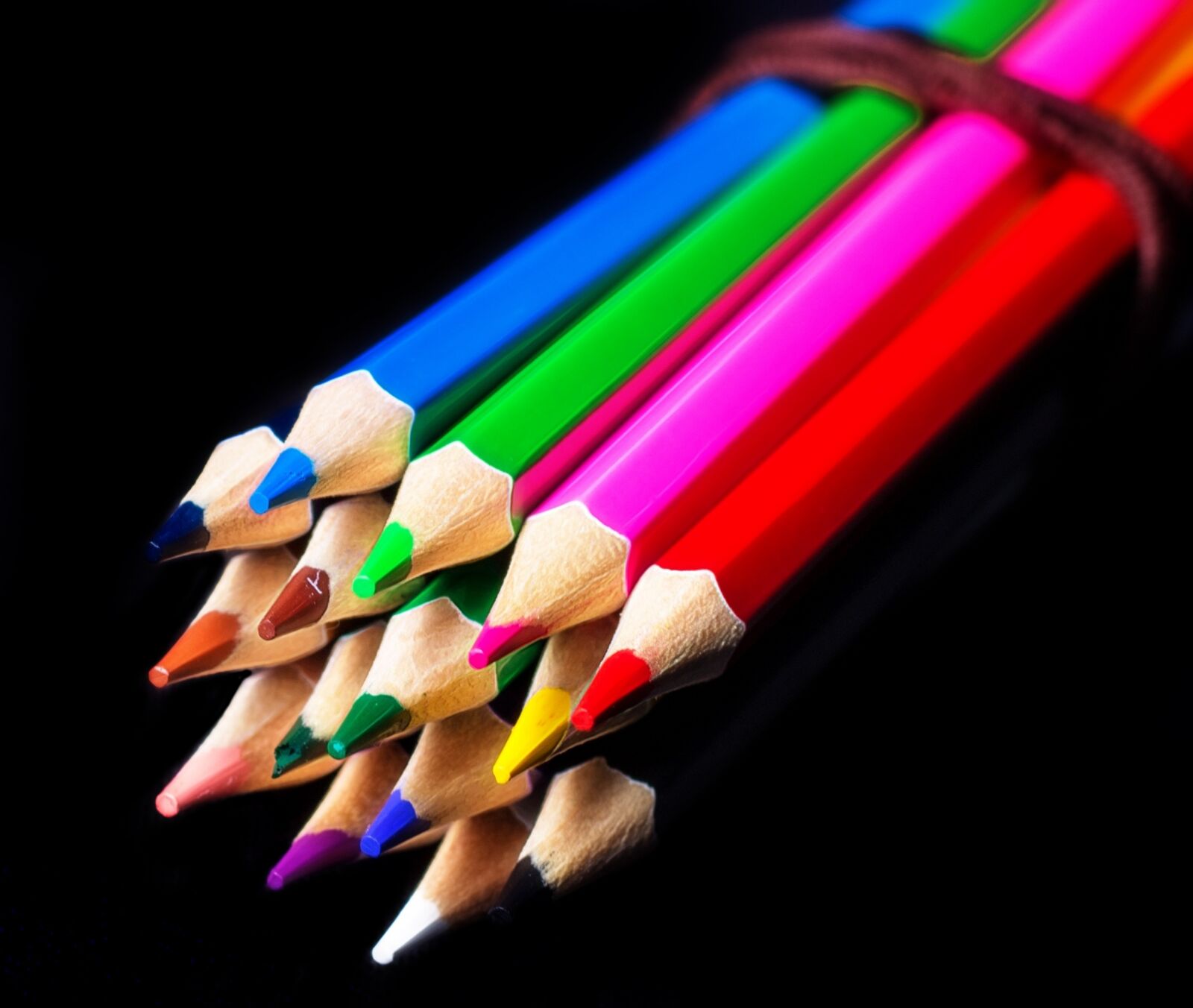 Canon EOS 100D (EOS Rebel SL1 / EOS Kiss X7) + Canon EF 50mm F1.8 II sample photo. Pencil, color pencils, color photography