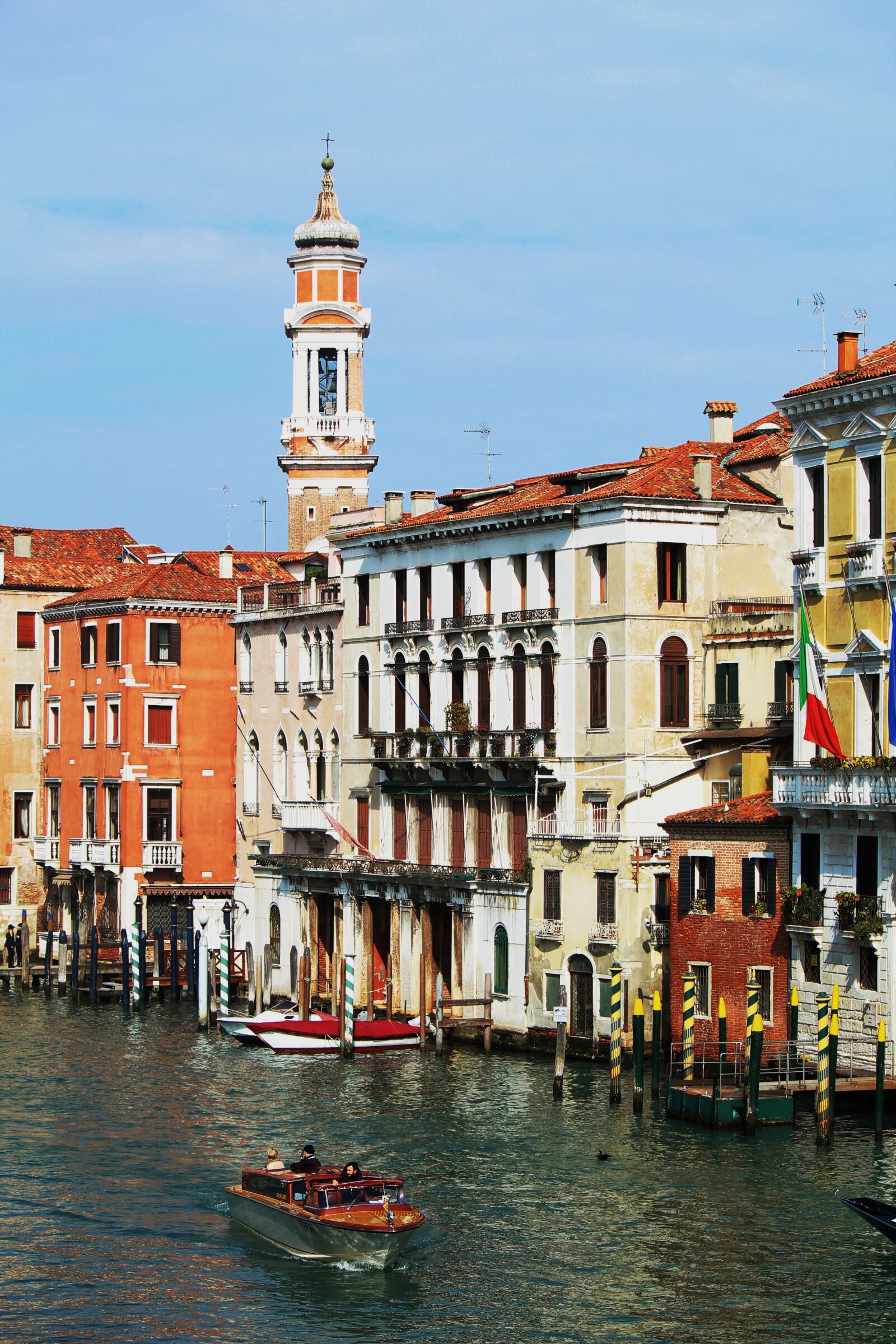 Canon EOS 1300D (EOS Rebel T6 / EOS Kiss X80) sample photo. Venice, colorful, architecture photography