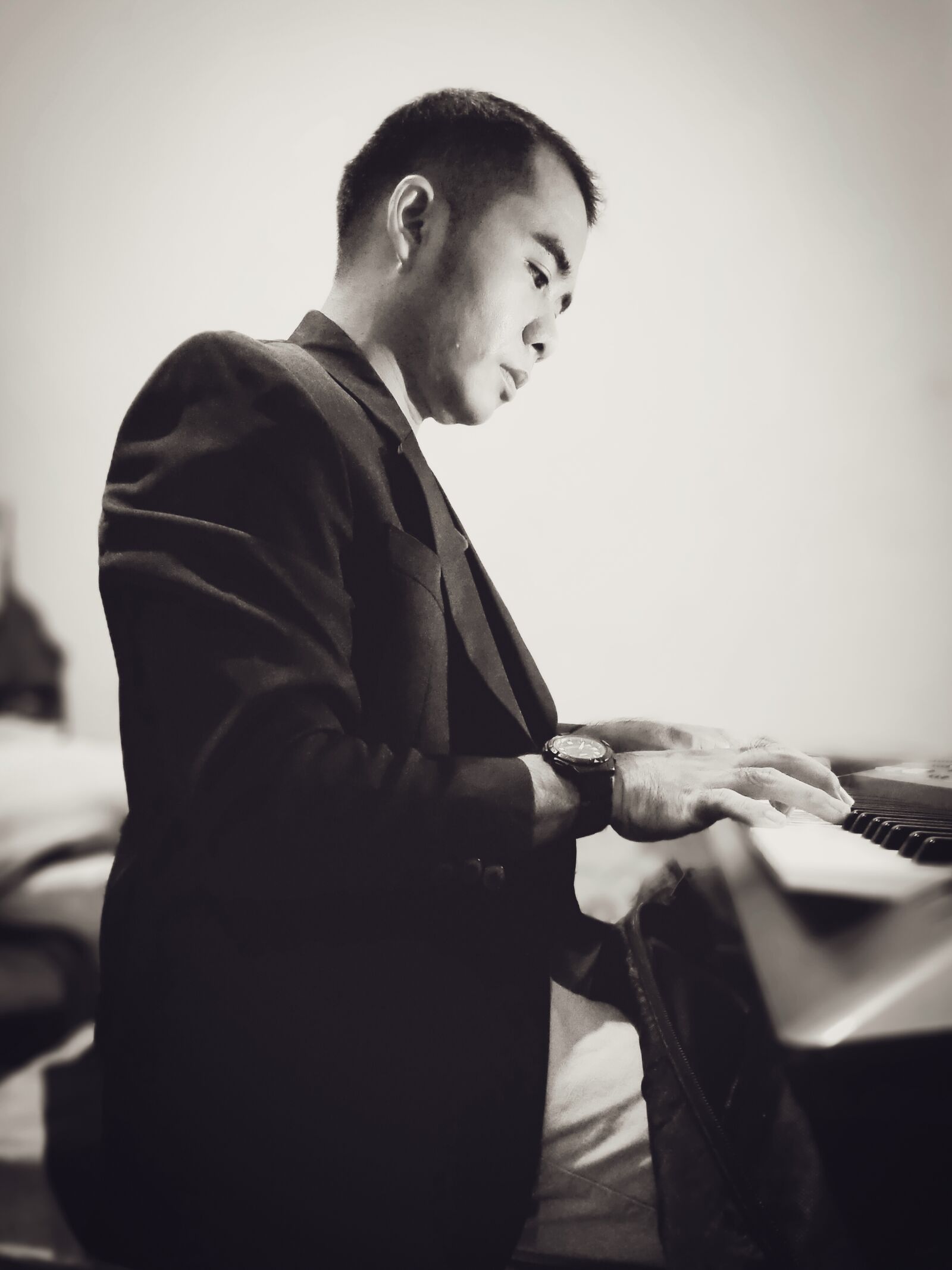 Realme 5I sample photo. Portrait, young man, piano photography