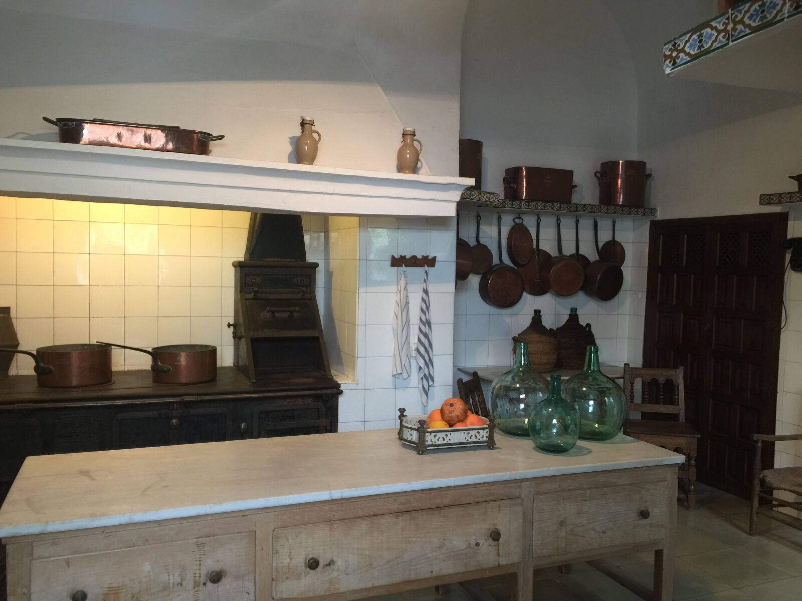 iPhone 6 Plus back camera 4.15mm f/2.2 sample photo. Kitchen, andalusian, century photography
