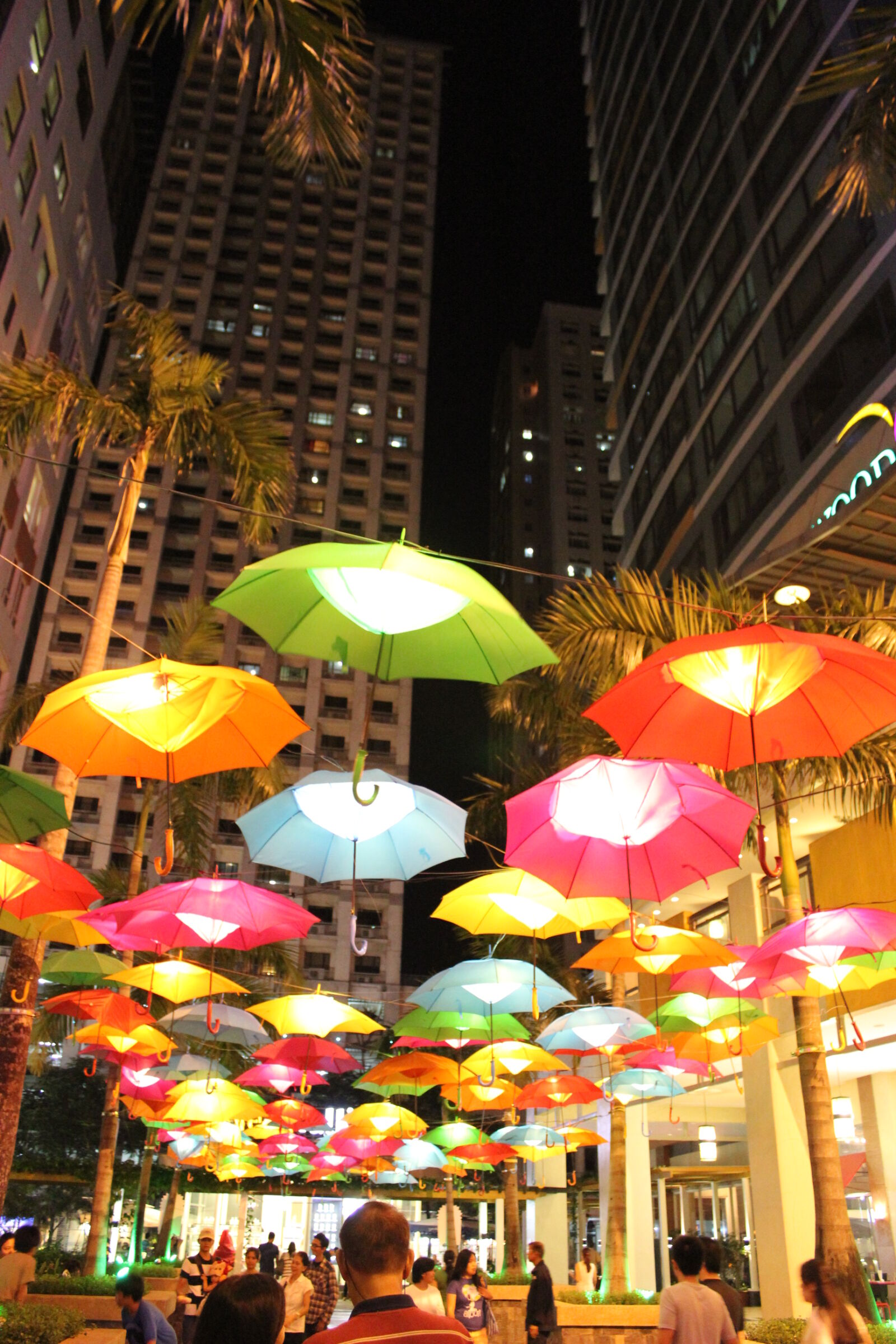 Canon EOS 600D (Rebel EOS T3i / EOS Kiss X5) sample photo. Night, life, umbrellas photography