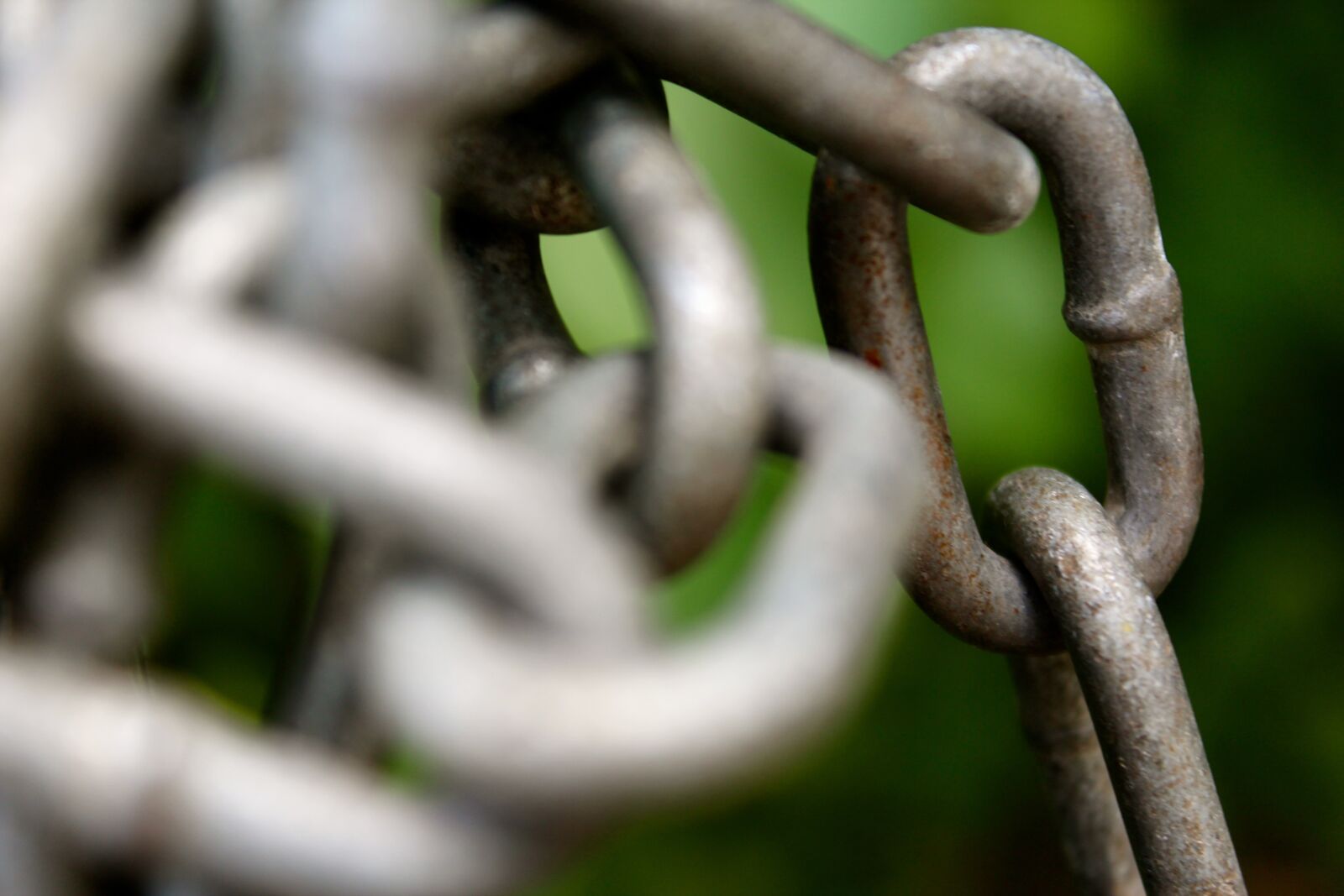Canon EOS 600D (Rebel EOS T3i / EOS Kiss X5) sample photo. Chains, locked, metal photography