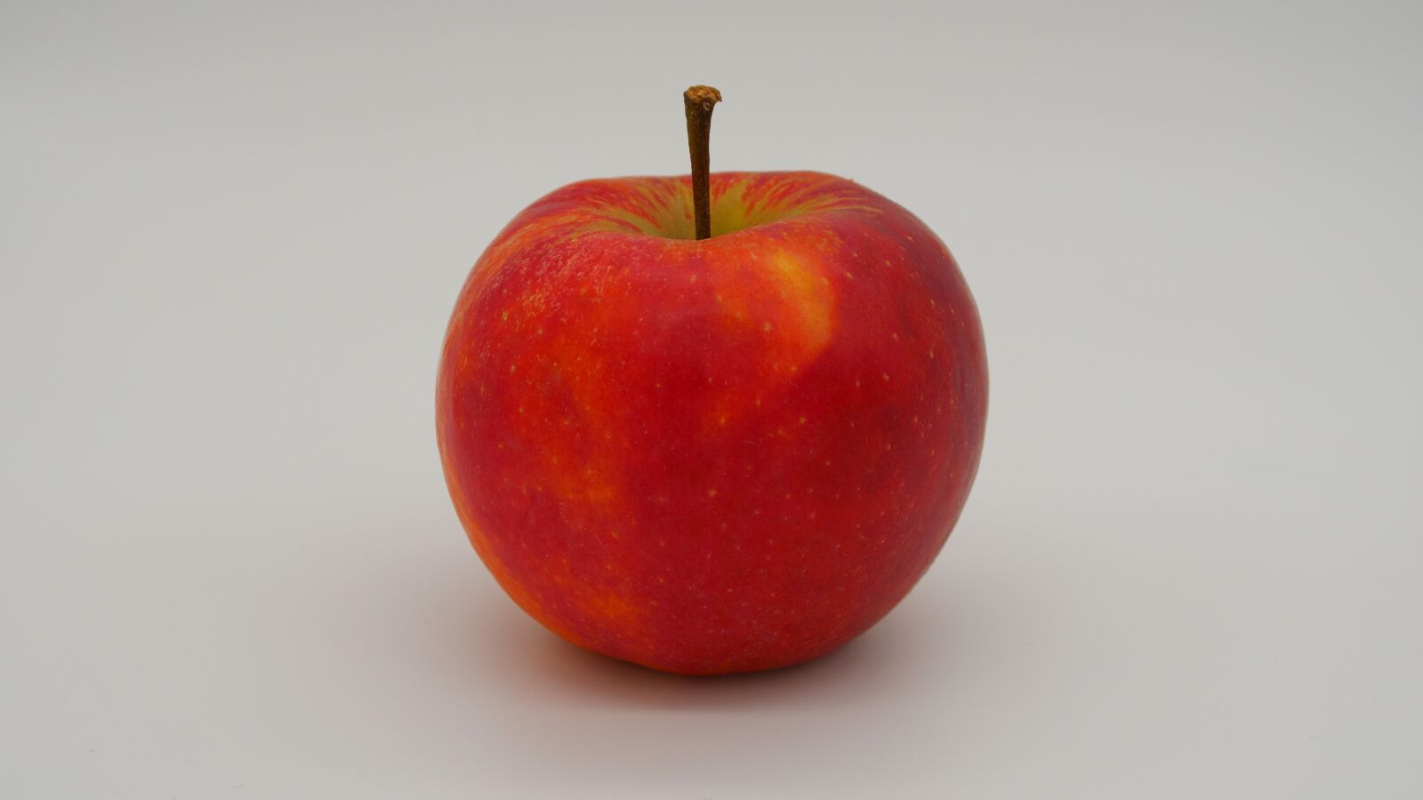 Panasonic DMC-G70 sample photo. Apple, fruit, red photography