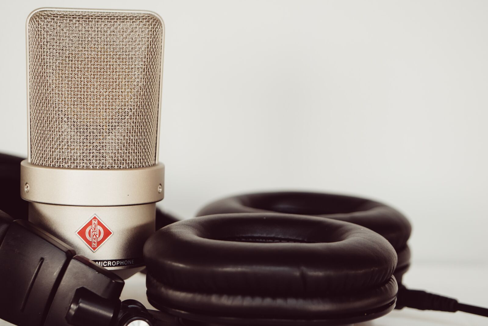 Panasonic Lumix DMC-GH4 sample photo. Microphone, headphones, voiceover photography