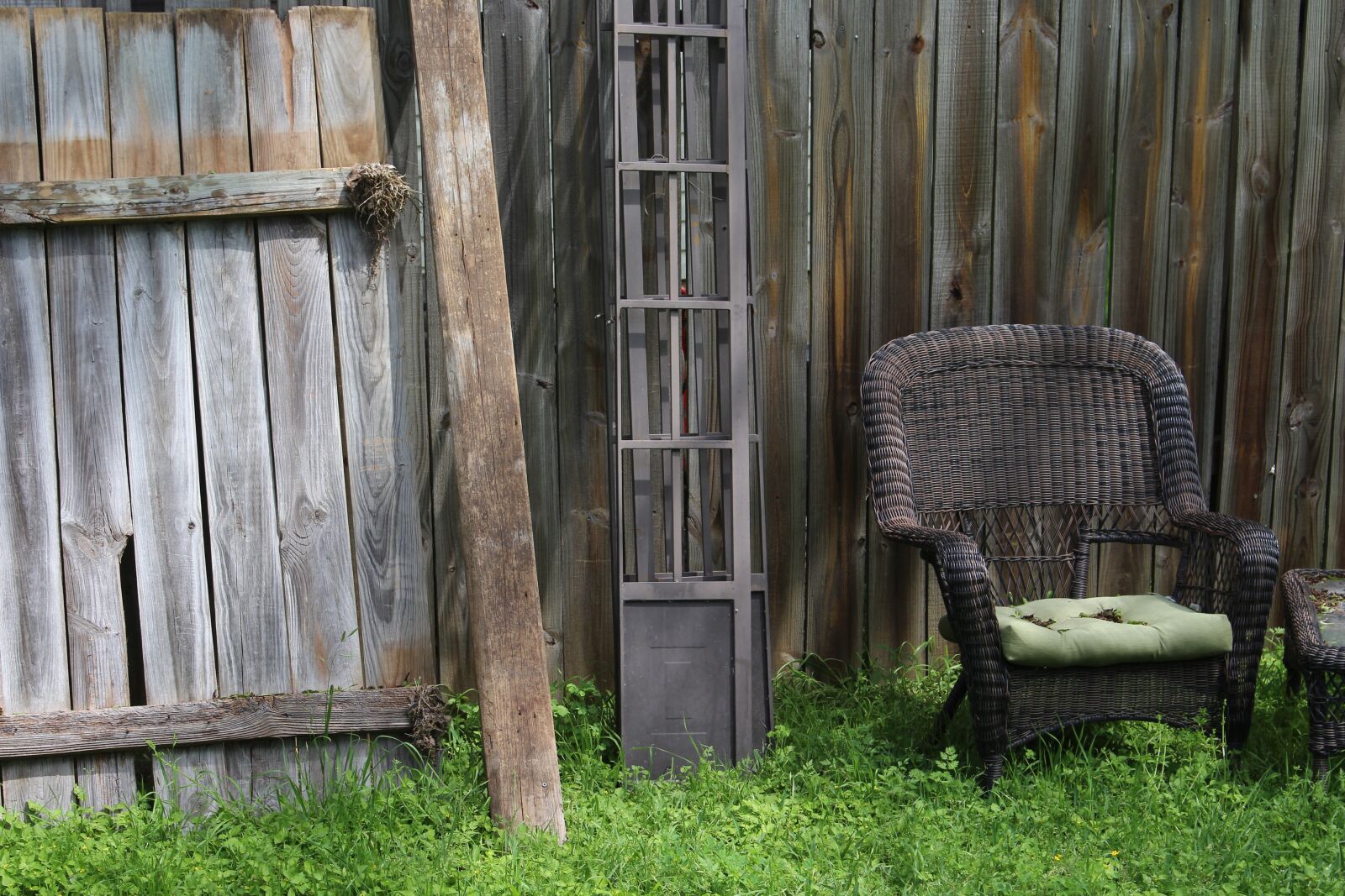 Canon EOS 700D (EOS Rebel T5i / EOS Kiss X7i) + Canon EF-S 18-55mm F3.5-5.6 IS STM sample photo. Old fence, chair, old photography