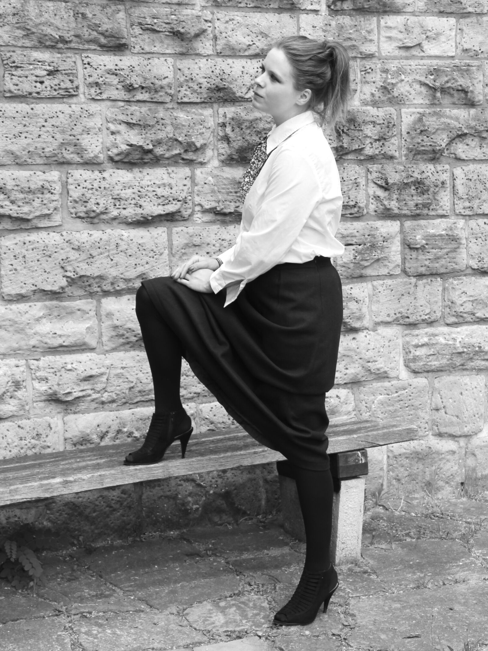 Canon EOS 550D (EOS Rebel T2i / EOS Kiss X4) sample photo. Black, white, woman photography