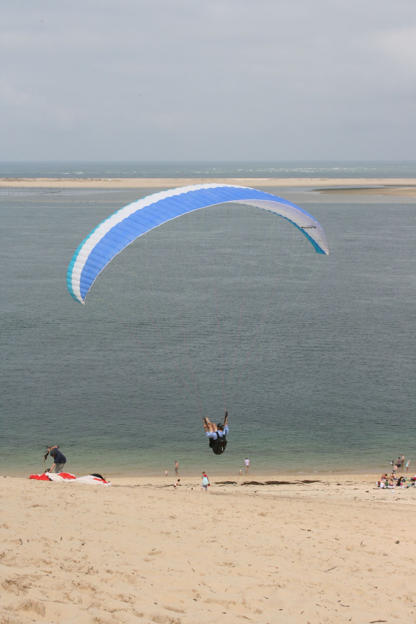 Canon EOS 400D (EOS Digital Rebel XTi / EOS Kiss Digital X) sample photo. Paragliding, beach, flying photography