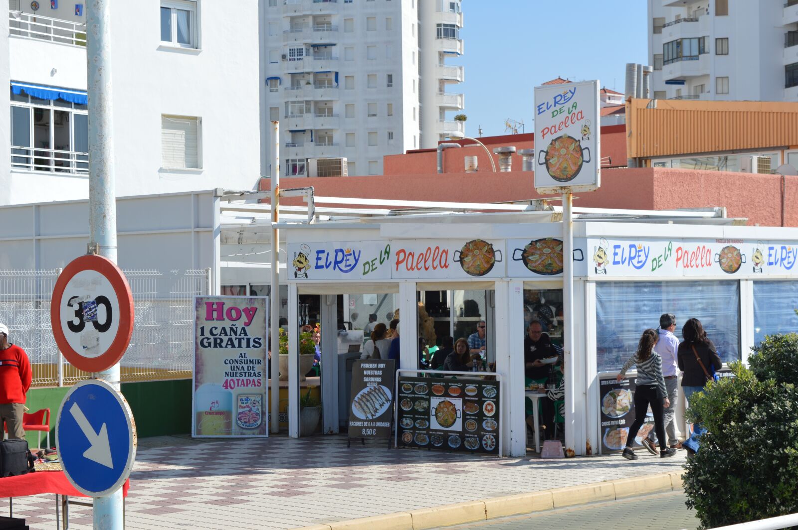 Nikon D3200 sample photo. Café, bar, people photography