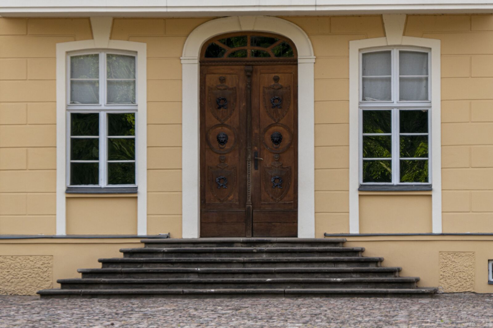 Panasonic Lumix DMC-FZ2500 (Lumix DMC-FZ2000) sample photo. The door, the palace photography