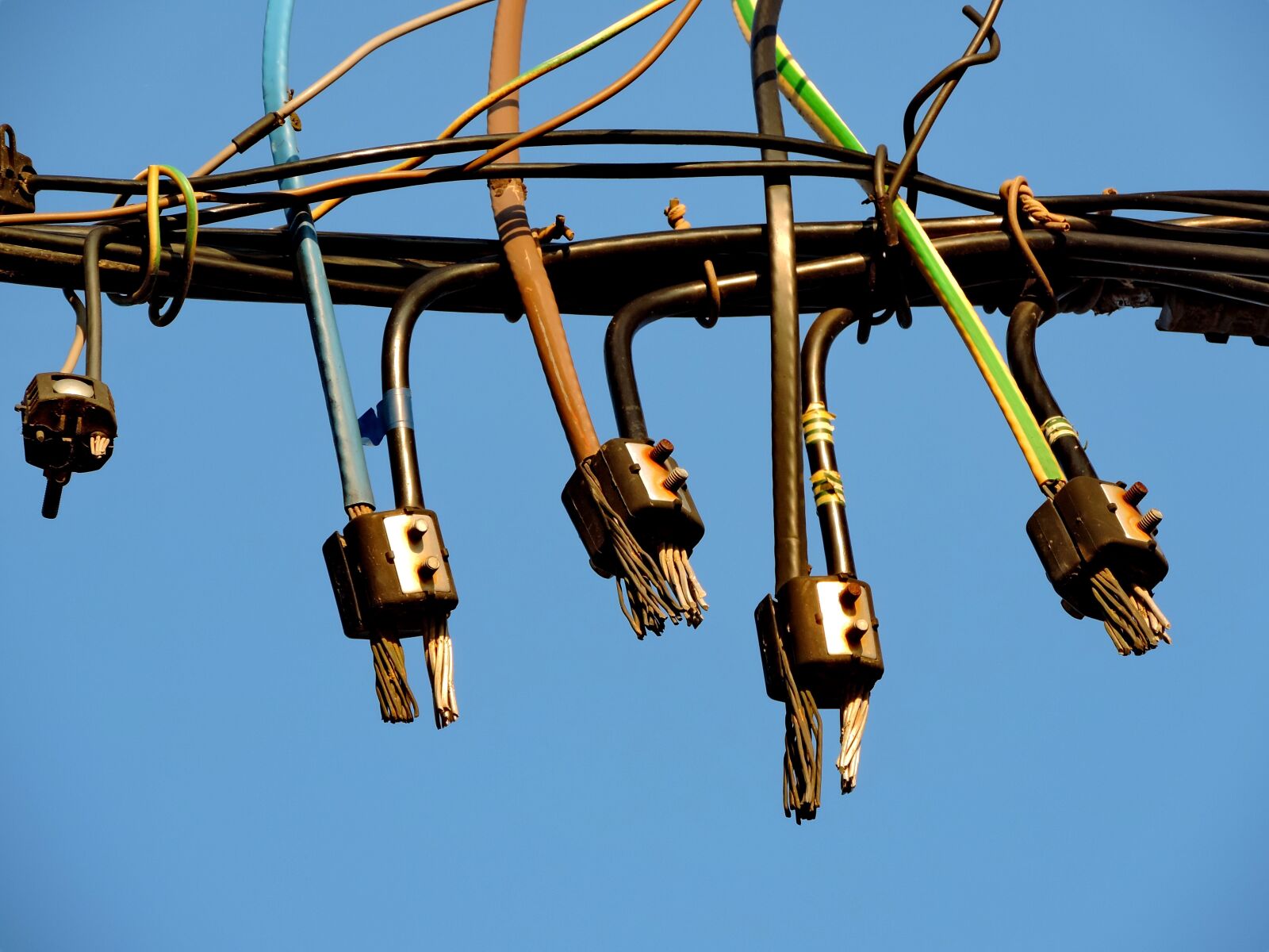 Nikon Coolpix P520 sample photo. Voltage, wire, hanging, cable photography