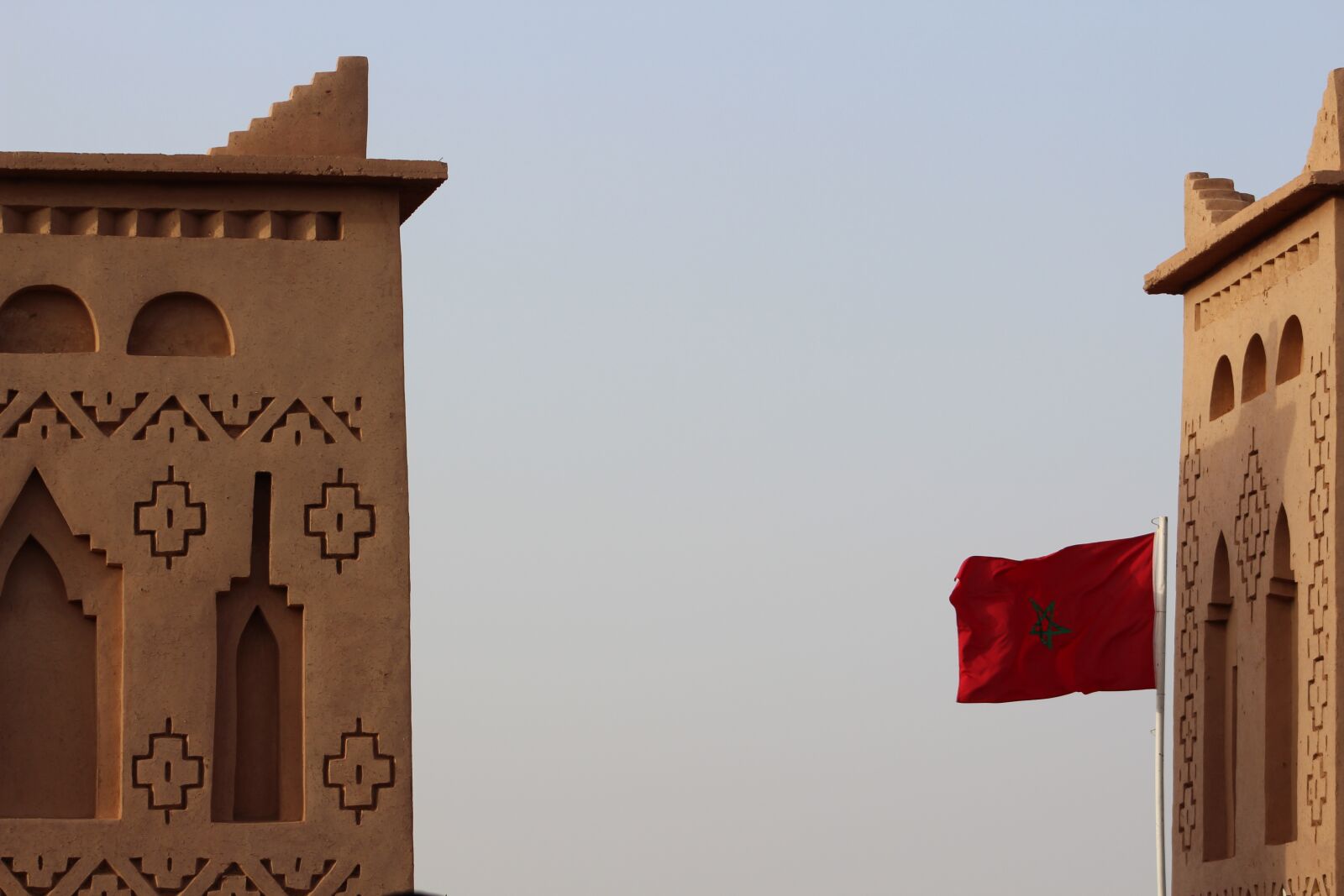 Canon EOS 700D (EOS Rebel T5i / EOS Kiss X7i) + Canon EF 75-300mm f/4-5.6 sample photo. Morocco, flag, wave photography