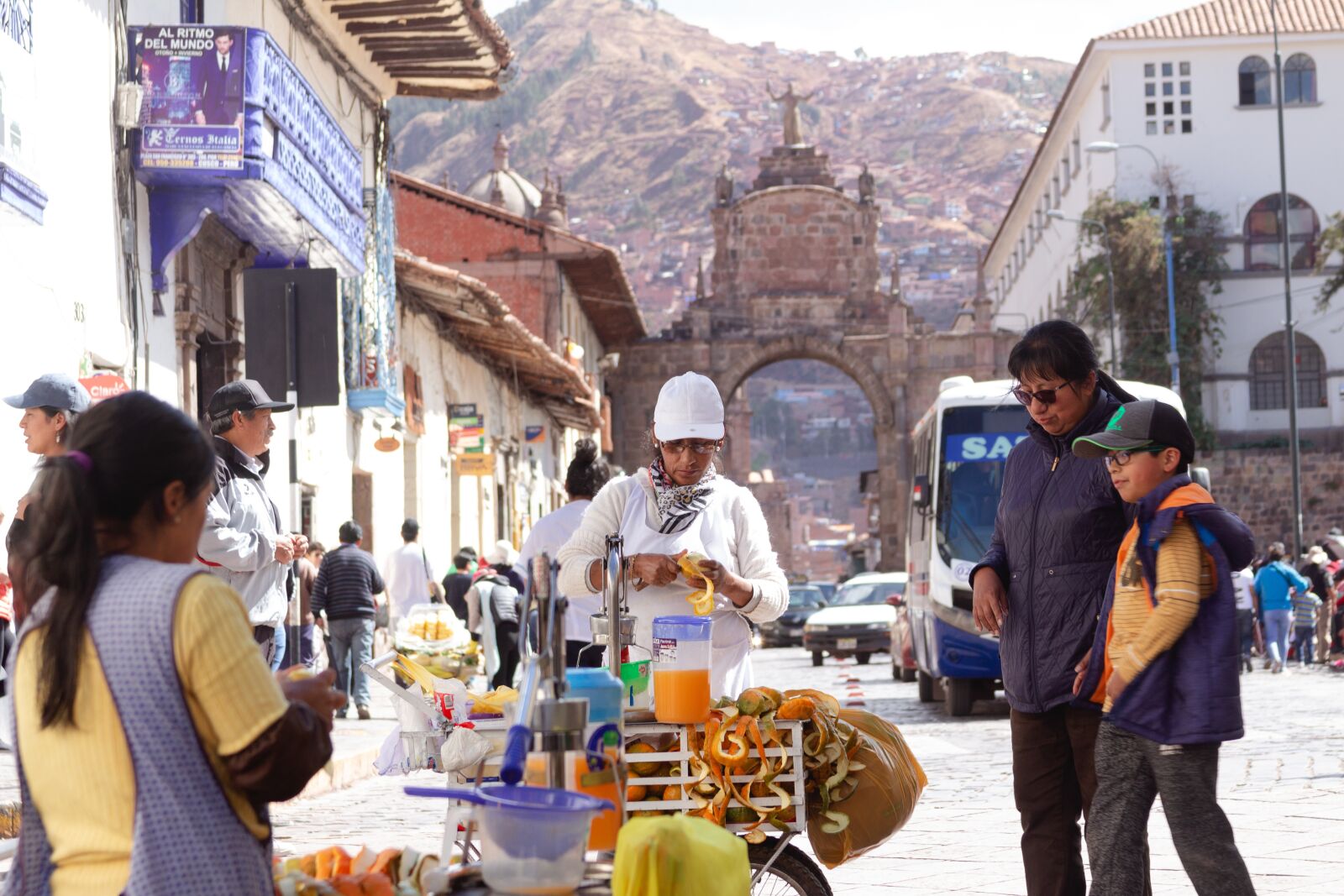 Canon EF 28-135mm F3.5-5.6 IS USM sample photo. Cusco, peru, street photography
