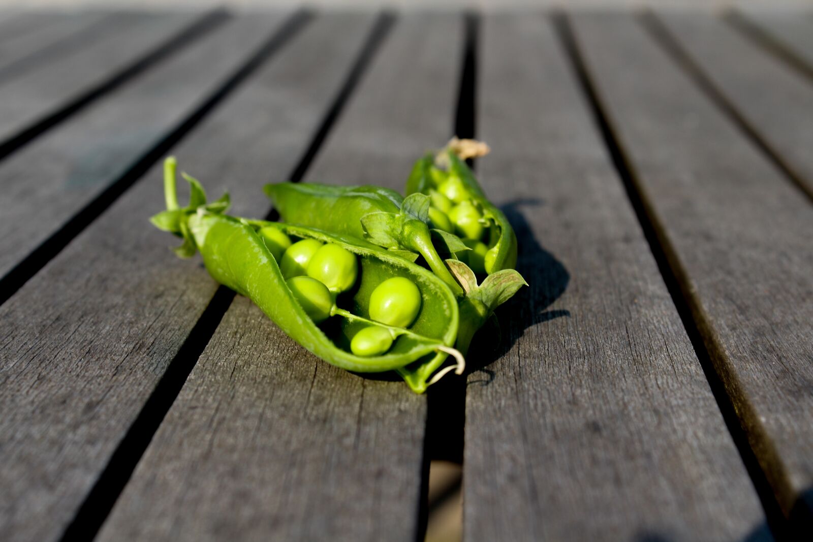 Canon EOS 1300D (EOS Rebel T6 / EOS Kiss X80) sample photo. Garden peas, vegetables, peas photography