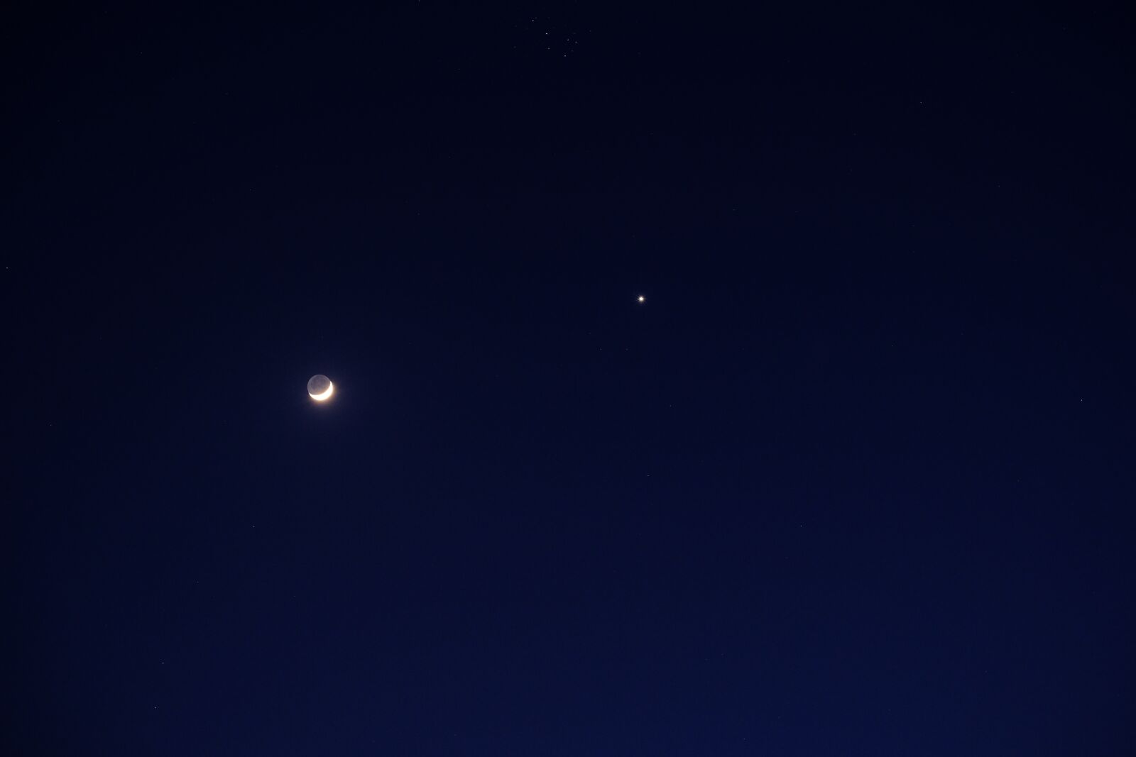 Fujifilm XF 55-200mm F3.5-4.8 R LM OIS sample photo. Moon, crescent moon, night photography