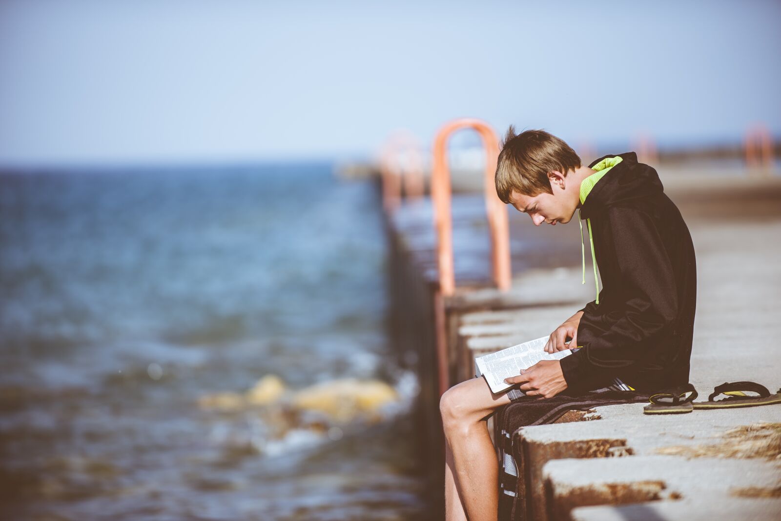 Nikon D750 sample photo. Beach, blur, book photography