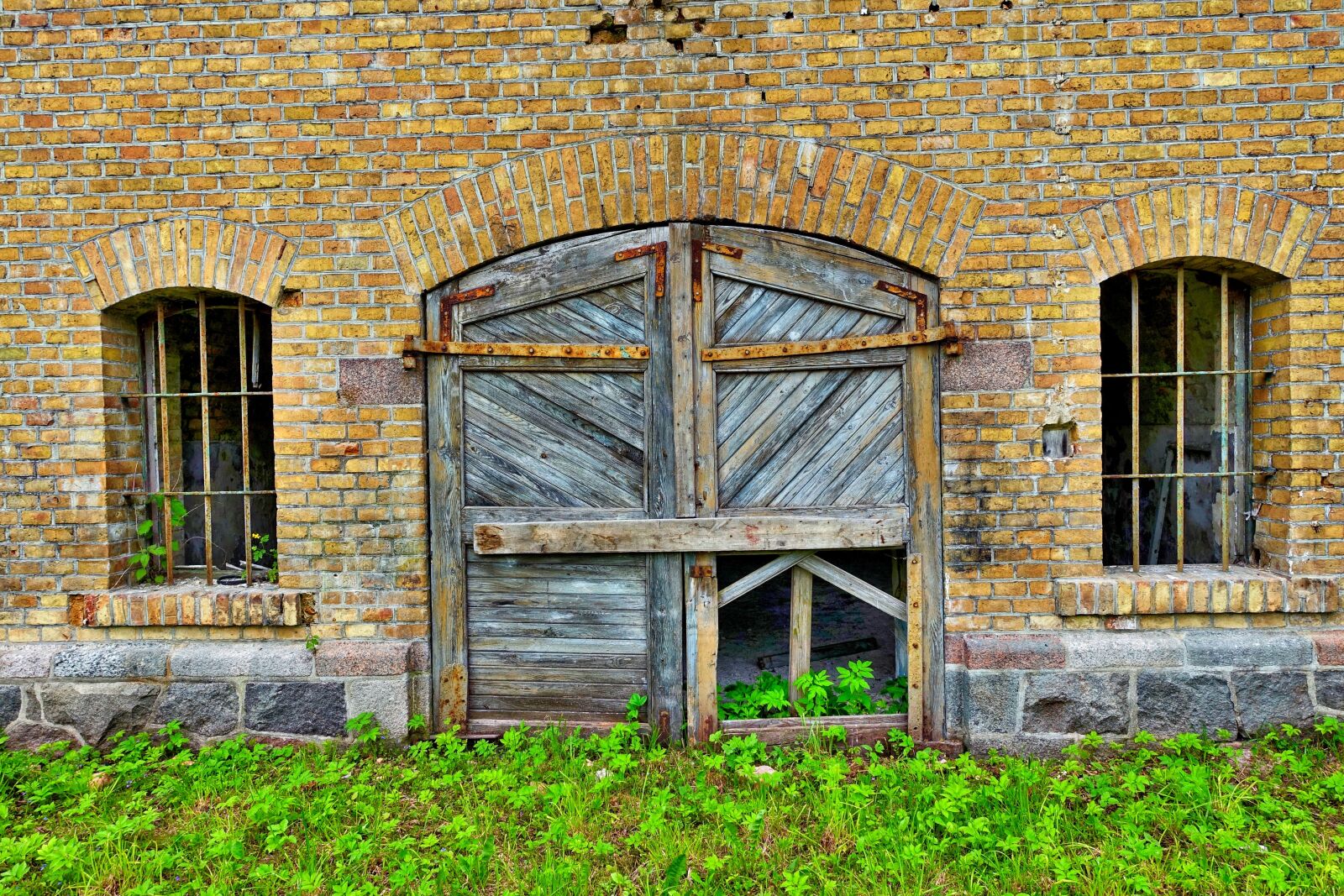 Sony Cyber-shot DSC-RX100 III sample photo. Door, ruin, barn photography