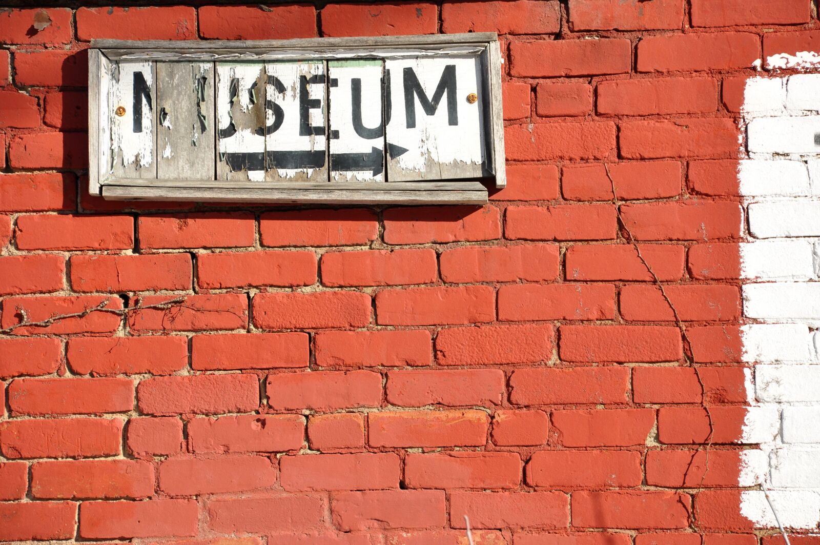 Nikon D90 sample photo. Museum, wall, sign photography