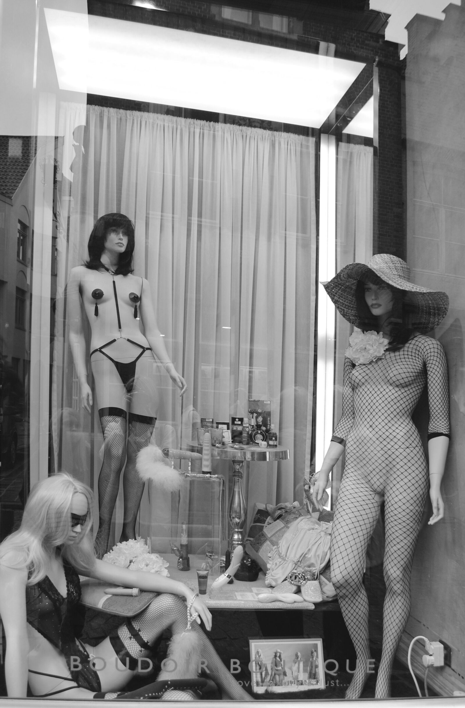 Nikon D3000 sample photo. Showcase, shop, city photography