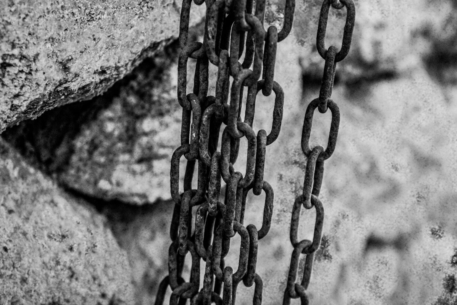 Canon EOS 2000D (EOS Rebel T7 / EOS Kiss X90 / EOS 1500D) sample photo. Chains, slavery, iron photography